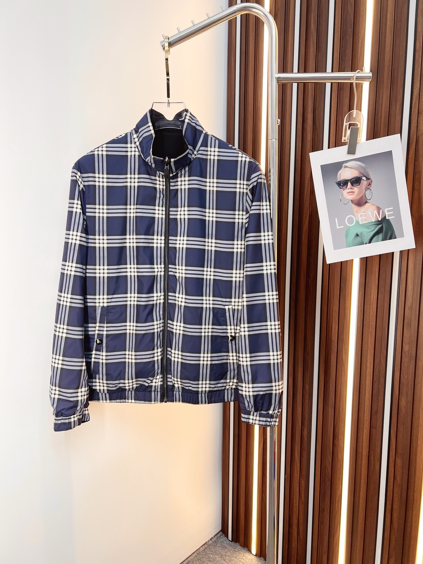 NO:572862,Burberry 2025 autumn and winter counter new casual and fashionable reversible jacket. Ultra-avant-garde design style. Brand logo heavily embellished design. Delicate and comfortable. Very light to wear and not easy to wrinkle. Multiple craftsmanship. The overall design is quite visual. The upper body is casual and stylish, with a certain degree of stiffness. It is definitely recommended for the temperament that is at the forefront of fashion. It is a must-have for urban leisure. Size M-3XL,,burberry,burberry,jackets & coats,jackets &  coats,alexander wang19860909Burberry 巴宝莉 2025秋冬专柜新款休闲时尚双面穿夹克外套 超前卫设计风格 品牌logo重工点缀设计 细腻舒适 穿着非常轻便不易起皱.多重重工艺 整体的设计颇具视觉感,上身休闲有型,有一定的挺括度,绝对走在时尚最尖端的气质感推荐,都市休闲必备.尺码 M-3XL,,burberry,burberry,jackets & coats,jackets & coats,alexander wang,Men's clothing