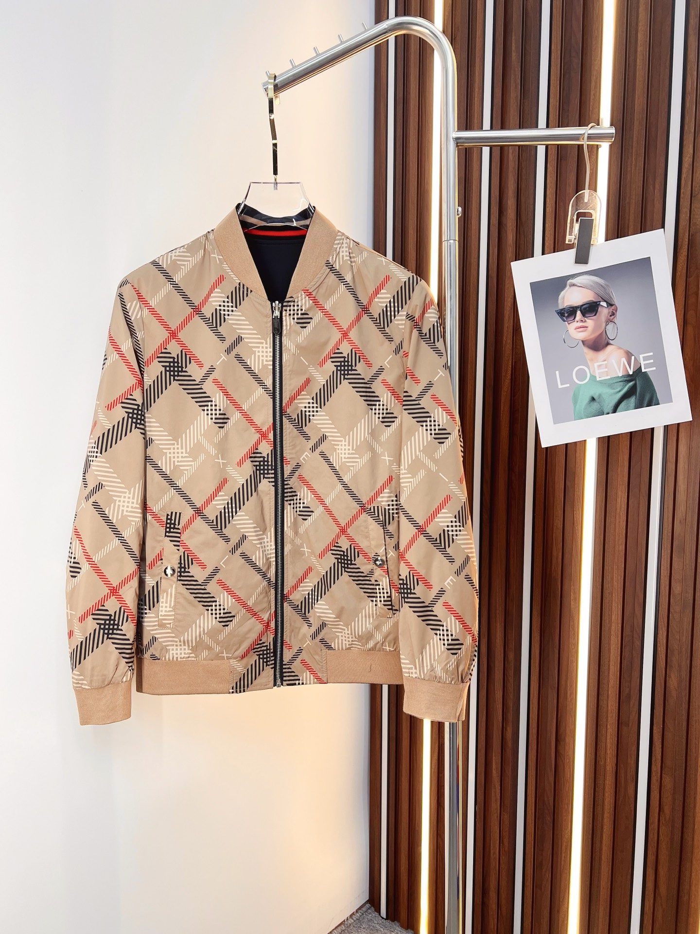 NO:572856,Burberry 2025 autumn and winter counter new casual and fashionable reversible jacket. Ultra-avant-garde design style. Brand logo heavily embellished design. Delicate and comfortable. Very light to wear and not easy to wrinkle. Multiple craftsmanship. The overall design is quite visual. The upper body is casual and stylish, with a certain degree of stiffness. It is definitely recommended for the temperament that is at the forefront of fashion. It is a must-have for urban leisure. Size M-3XL,,burberry,burberry,jackets & coats,jackets &  coats,alexander wang19860909Burberry巴宝莉 2025秋冬专柜新款休闲时尚双面穿夹克外套 超前卫设计风格 品牌logo重工点缀设计 细腻舒适 穿着非常轻便不易起皱.多重重工艺 整体的设计颇具视觉感,上身休闲有型,有一定的挺括度,绝对走在时尚最尖端的气质感推荐,都市休闲必备.尺码 M-3XL,,burberry,burberry,jackets & coats,jackets & coats,alexander wang,Men's clothing