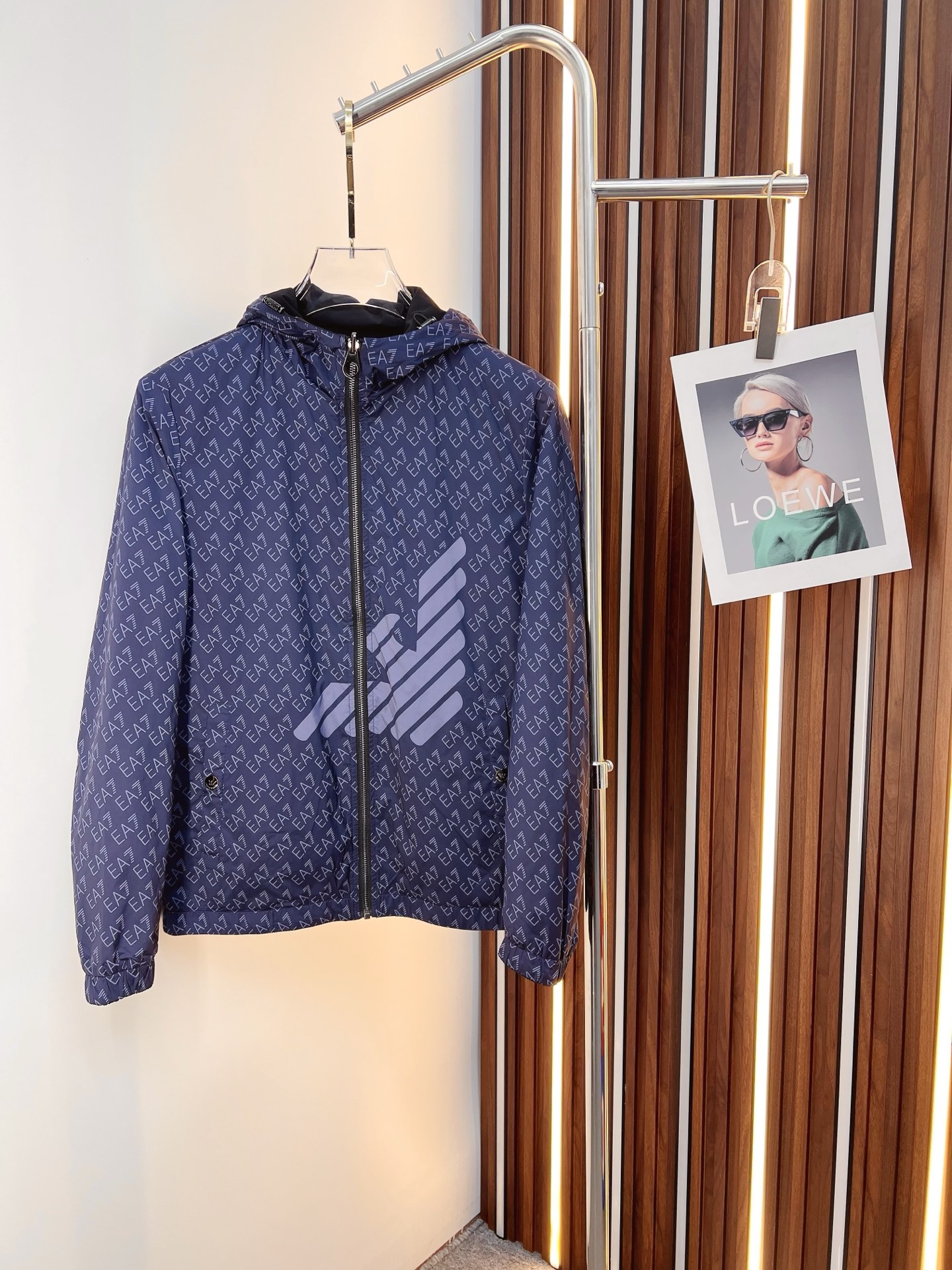 NO:572853,Armani Armani's 2025 autumn and winter counter new casual and fashionable reversible jacket. Ultra-avant-garde design style. Brand logo heavily embellished design. Delicate and comfortable. Very light to wear and not easy to wrinkle. Multiple craftsmanship. The overall design is quite visual. The upper body is casual and stylish, with a certain degree of stiffness. It is definitely recommended for the temperament that is at the forefront of fashion. It is a must-have for urban leisure. Sizes M-3XL,,armani,armani,jackets & coats,jackets &  coats,alexander wang19860909Armani 阿玛尼 2025秋冬专柜新款休闲时尚双面穿夹克外套 超前卫设计风格 品牌logo重工点缀设计 细腻舒适 穿着非常轻便不易起皱.多重重工艺 整体的设计颇具视觉感,上身休闲有型,有一定的挺括度,绝对走在时尚最尖端的气质感推荐,都市休闲必备.尺码 M-3XL,,armani,armani,jackets & coats,jackets & coats,alexander wang,Men's clothing