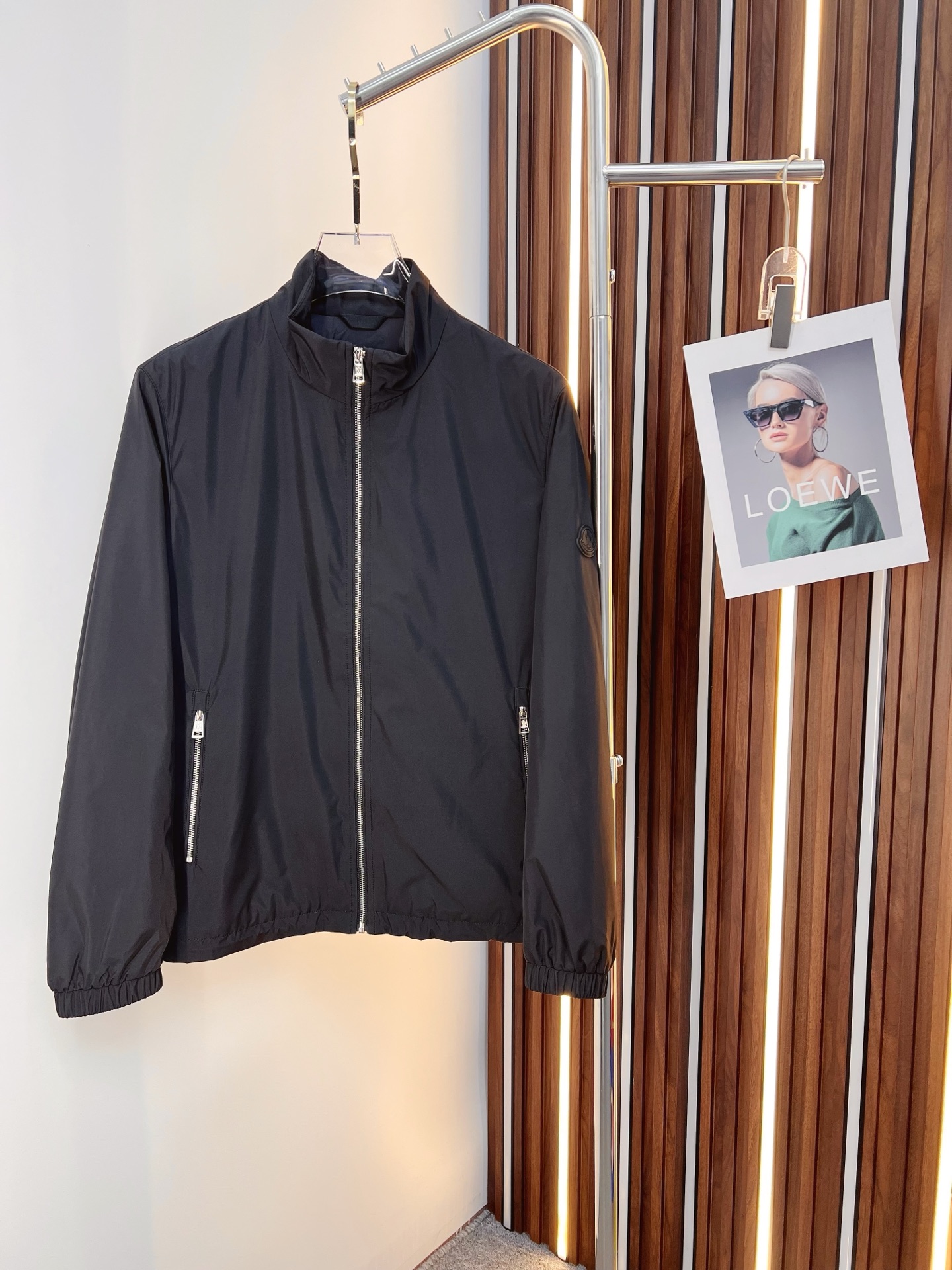 NO:572859,Mengkou 2025 autumn and winter counter new casual fashionable jacket. Ultra-avant-garde design style. Brand logo heavily embellished design. Delicate and comfortable. Very light to wear and not easy to wrinkle. Multiple craftsmanship. The overall design is quite visual. The upper body is casual and stylish, with a certain degree of stiffness. It is definitely recommended for the temperament that is at the forefront of fashion. It is a must-have for urban leisure. Size M-3XL,,Moncler,jackets & coats,jackets & coats,alexander wang19860909蒙口 2025秋冬专柜新款休闲时尚夹克外套 超前卫设计风格 品牌logo重工点缀设计 细腻舒适 穿着非常轻便不易起皱.多重重工艺 整体的设计颇具视觉感,上身休闲有型,有一定的挺括度,绝对走在时尚最尖端的气质感推荐,都市休闲必备.尺码 M-3XL,,Moncler,jackets & coats,jackets & coats,alexander wang,Men's clothing