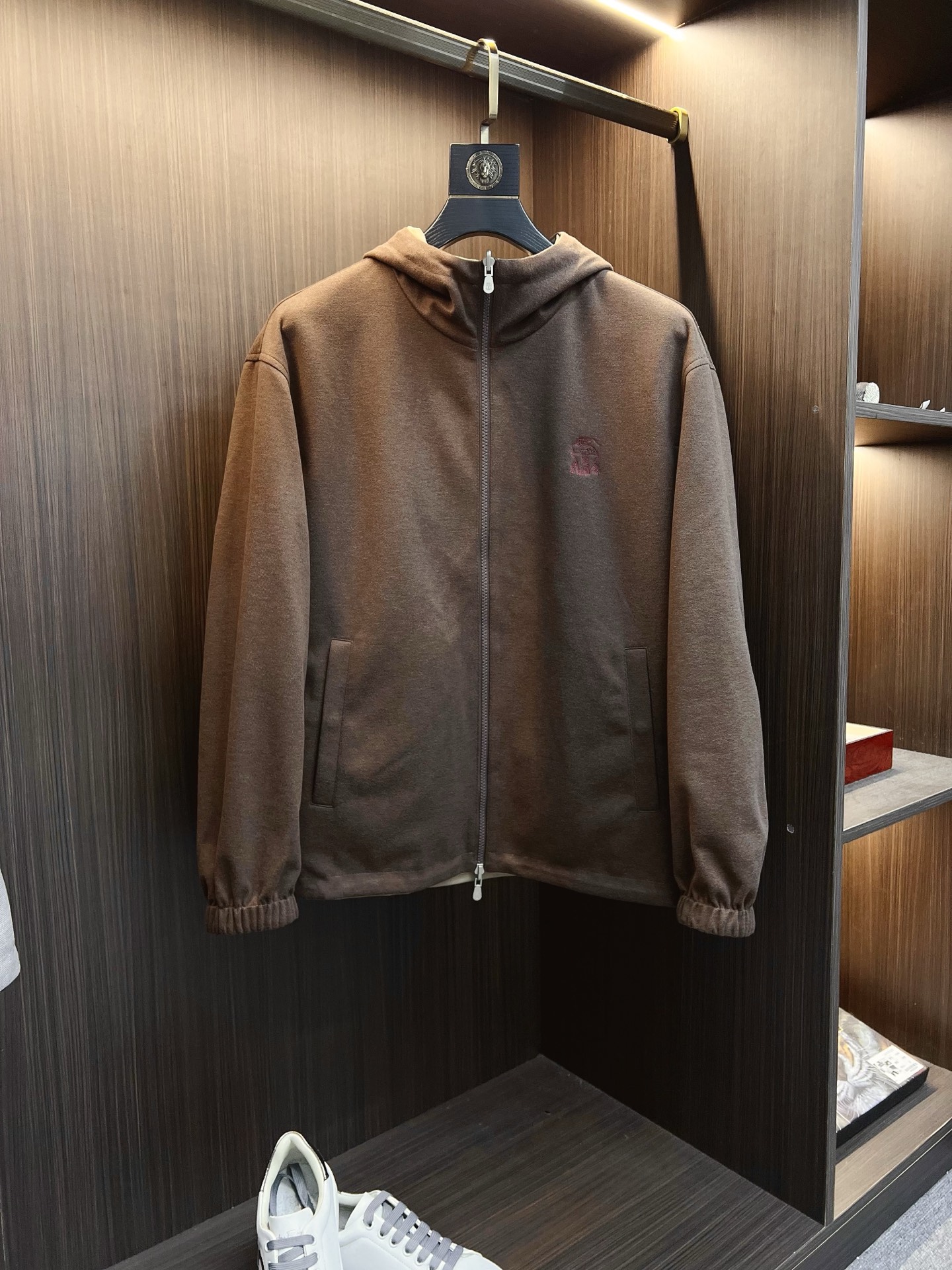 NO:571040,BC 2025 autumn and winter new casual fashion jackets at the counter. Super avant-garde design style. Brand logo heavily embellished design. Delicate and comfortable. Very light to wear and not easy to wrinkle. Multiple craftsmanship. The overall design is quite visual. The upper body is casual and stylish, with a certain degree of stiffness. It is definitely recommended for the temperament that is at the forefront of fashion. It is a must-have for urban leisure. Size M-3XL,,jackets & coats,jackets & coats,alexander wang19860909BC 2025秋冬专柜新款休闲时尚夹克外套 超前卫设计风格 品牌logo重工点缀设计 细腻舒适 穿着非常轻便不易起皱.多重重工艺 整体的设计颇具视觉感,上身休闲有型,有一定的挺括度,绝对走在时尚最尖端的气质感推荐,都市休闲必备.尺码 M-3XL,,jackets & coats,jackets & coats,alexander wang,Men's clothing