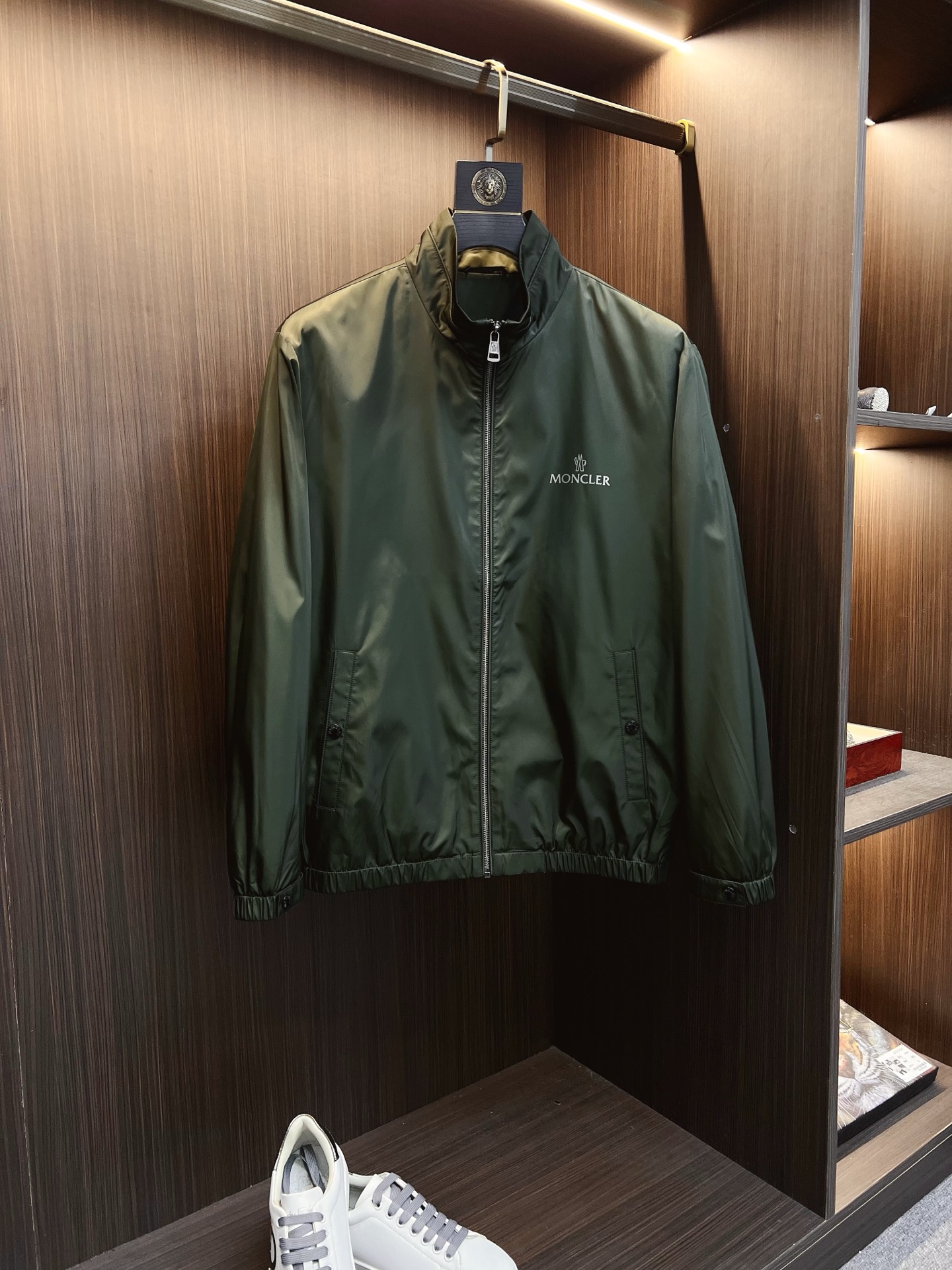 NO:571032,Mengkou 2025 autumn and winter counter new casual fashionable jacket. Ultra-avant-garde design style. Brand logo heavily embellished design. Delicate and comfortable. Very light to wear and not easy to wrinkle. Multiple craftsmanship. The overall design is quite visual. The upper body is casual and stylish, with a certain degree of stiffness. It is definitely recommended for the temperament that is at the forefront of fashion. It is a must-have for urban leisure. Size M-3XL,,Moncler,jackets & coats,jackets & coats,alexander wang19860909蒙口 2025秋冬专柜新款休闲时尚夹克外套 超前卫设计风格 品牌logo重工点缀设计 细腻舒适 穿着非常轻便不易起皱.多重重工艺 整体的设计颇具视觉感,上身休闲有型,有一定的挺括度,绝对走在时尚最尖端的气质感推荐,都市休闲必备.尺码 M-3XL,,Moncler,jackets & coats,jackets & coats,alexander wang,Men's clothing