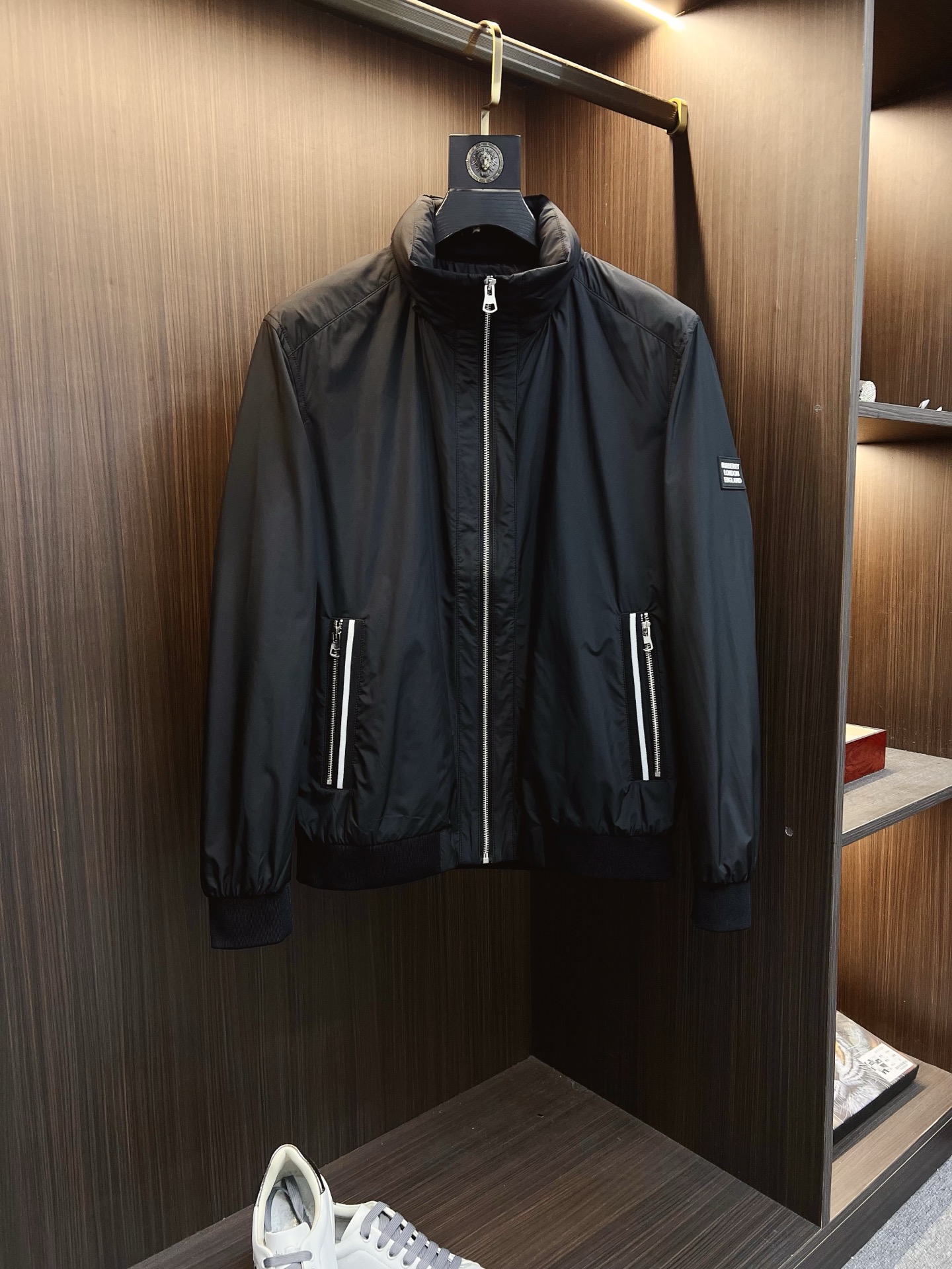 NO:571029,Burberry 2025 autumn and winter counter new casual fashion jacket. Ultra-avant-garde design style. The brand logo is heavily embellished. It is delicate and comfortable. It is very light to wear and not easy to wrinkle. Multiple craftsmanship. The overall design is quite visual. The upper body is casual and stylish, with a certain degree of stiffness. It is definitely recommended for the temperament that is at the forefront of fashion. It is a must-have for urban leisure. Size M-3XL,,burberry,burberry,jackets & coats,jackets &  coats,alexander wang19860909Burberry 巴宝莉 2025秋冬专柜新款休闲时尚夹克外套 超前卫设计风格 品牌logo重工点缀设计 细腻舒适 穿着非常轻便不易起皱.多重重工艺 整体的设计颇具视觉感,上身休闲有型,有一定的挺括度,绝对走在时尚最尖端的气质感推荐,都市休闲必备.尺码 M-3XL,,burberry,burberry,jackets & coats,jackets & coats,alexander wang,Men's clothing