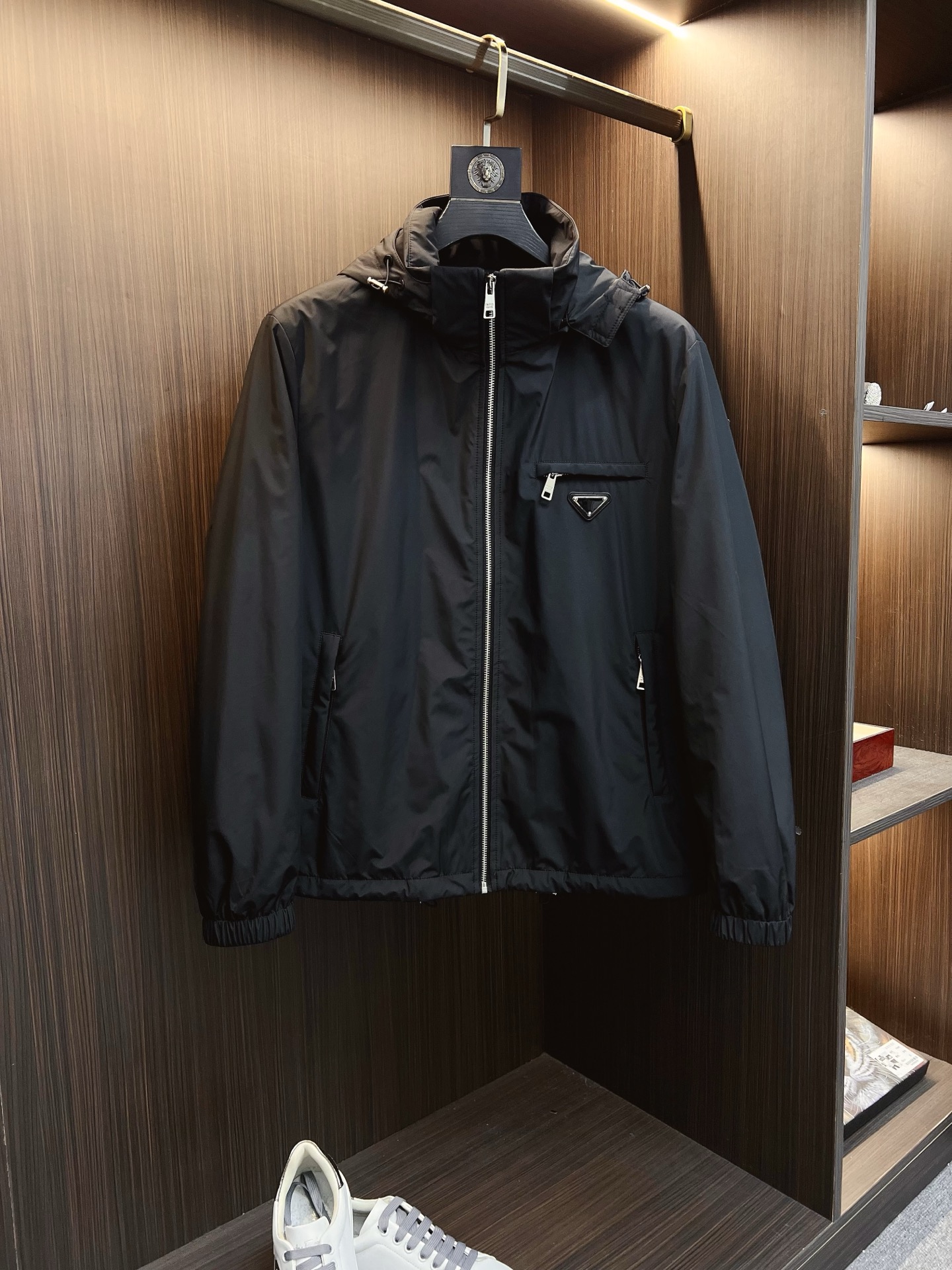 NO:571026,PRADA 2025 autumn and winter counter new casual fashion jacket, ultra-avant-garde design style, brand logo heavily embellished design, delicate and comfortable, very light to wear and not easy to wrinkle. Multiple craftsmanship. The overall design is quite visual, the upper body is casual and stylish, and has a certain degree of stiffness. It is definitely recommended for the temperament that is at the forefront of fashion, a must-have for urban leisure. Size M-3XL,, prada, prada, jackets & coats, jackets &  coats,alexander wang19860909PRADA 普拉达 2025秋冬专柜新款休闲时尚夹克外套 超前卫设计风格 品牌logo重工点缀设计 细腻舒适 穿着非常轻便不易起皱.多重重工艺 整体的设计颇具视觉感,上身休闲有型,有一定的挺括度,绝对走在时尚最尖端的气质感推荐,都市休闲必备.尺码 M-3XL,,prada,prada,jackets & coats,jackets & coats,alexander wang,Men's clothing