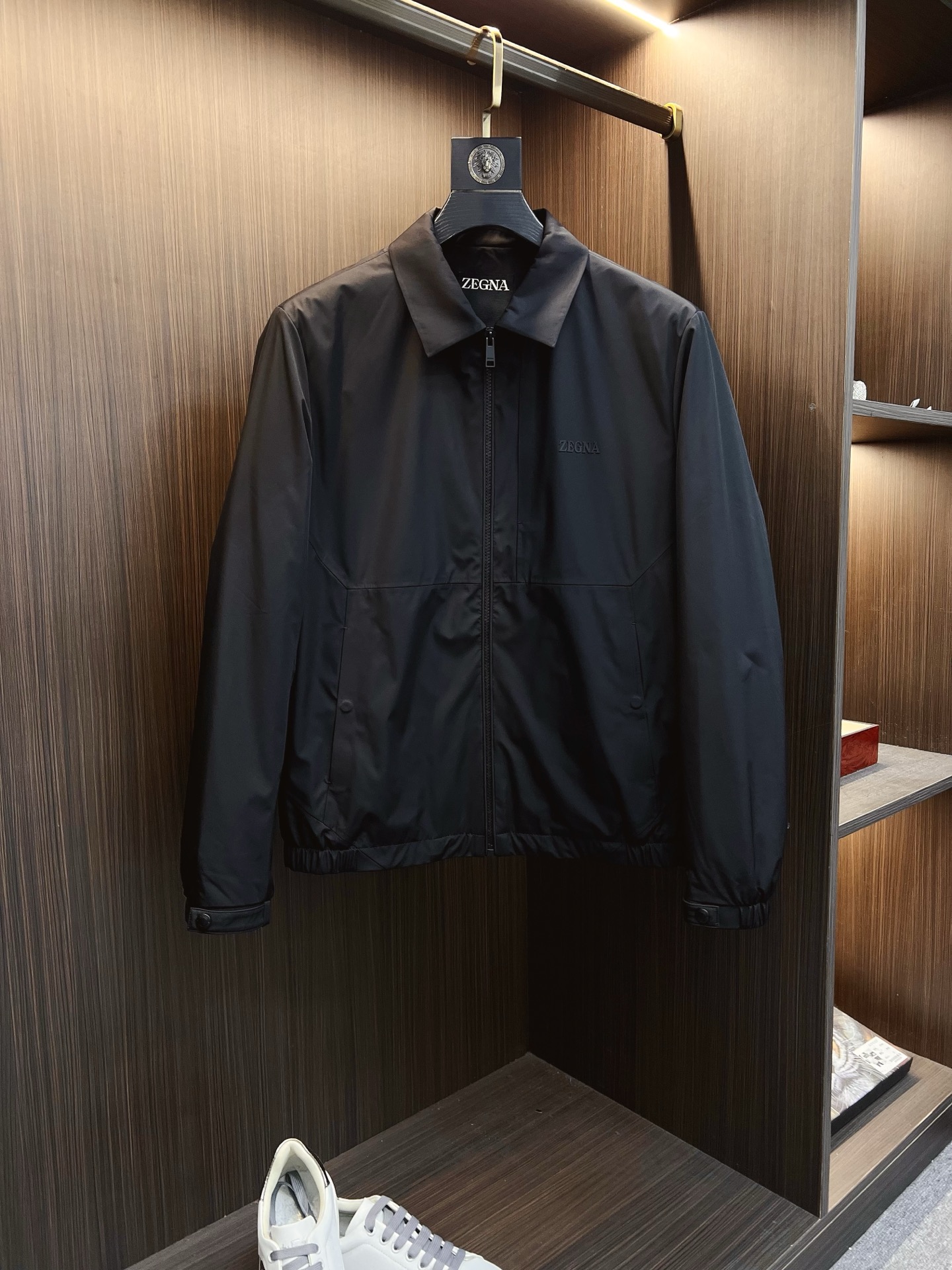 NO:571038,Zegna 2025 autumn and winter counter new casual fashionable jacket. Ultra-avant-garde design style. Brand logo heavy-duty embellishment design. Delicate and comfortable. Very light to wear and not easy to wrinkle. Multiple craftsmanship. The overall design is quite visual. The upper body is casual and stylish, with a certain degree of stiffness. It is definitely recommended for the temperament that is at the forefront of fashion. It is a must-have for urban leisure. Size M-3XL,,zegna,jackets & coats,jackets & coats,alexander wang19860909杰尼亚 2025秋冬专柜新款休闲时尚夹克外套 超前卫设计风格 品牌logo重工点缀设计 细腻舒适 穿着非常轻便不易起皱.多重重工艺 整体的设计颇具视觉感,上身休闲有型,有一定的挺括度,绝对走在时尚最尖端的气质感推荐,都市休闲必备.尺码 M-3XL,,zegna,jackets & coats,jackets & coats,alexander wang,Men's clothing