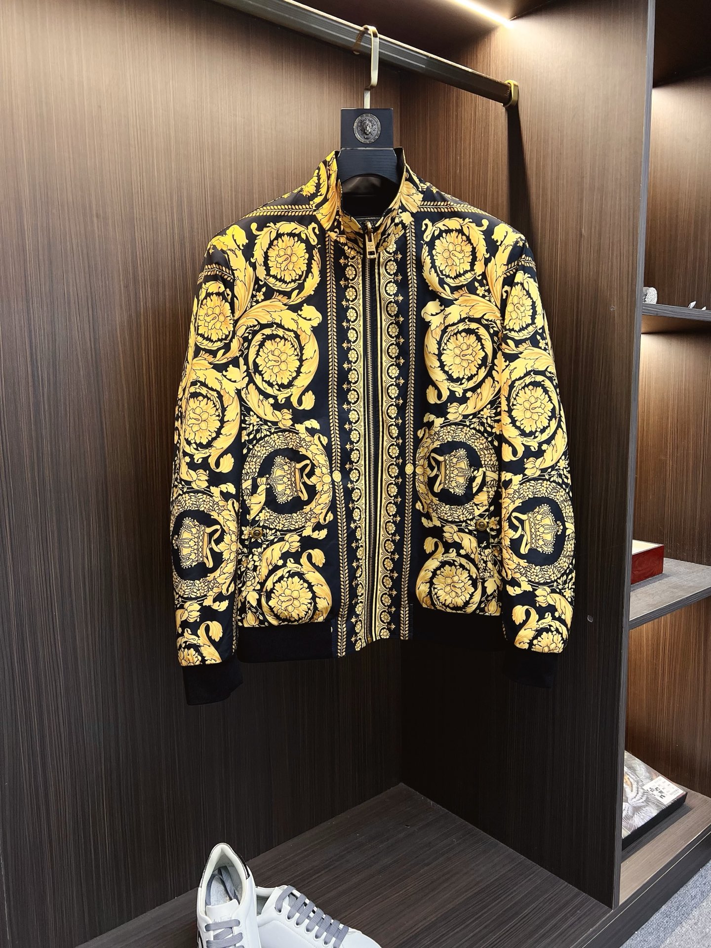 NO:571033,Versace's 2025 autumn and winter counter new casual and fashionable reversible jacket. Ultra-avant-garde design style. Brand logo heavily embellished design. Delicate and comfortable. Very light to wear and not easy to wrinkle. Multiple craftsmanship. The overall design is quite visual. The upper body is casual and stylish, with a certain degree of stiffness. It is definitely recommended for the temperament that is at the forefront of fashion. It is a must-have for urban leisure. Size M-3XL,,versace,jackets & coats,jackets & coats,alexander  wang19860909范思哲 2025秋冬专柜新款休闲时尚双面穿夹克外套 超前卫设计风格 品牌logo重工点缀设计 细腻舒适 穿着非常轻便不易起皱.多重重工艺 整体的设计颇具视觉感,上身休闲有型,有一定的挺括度,绝对走在时尚最尖端的气质感推荐,都市休闲必备.尺码 M-3XL,,versace,jackets & coats,jackets & coats,alexander wang,Men's clothing