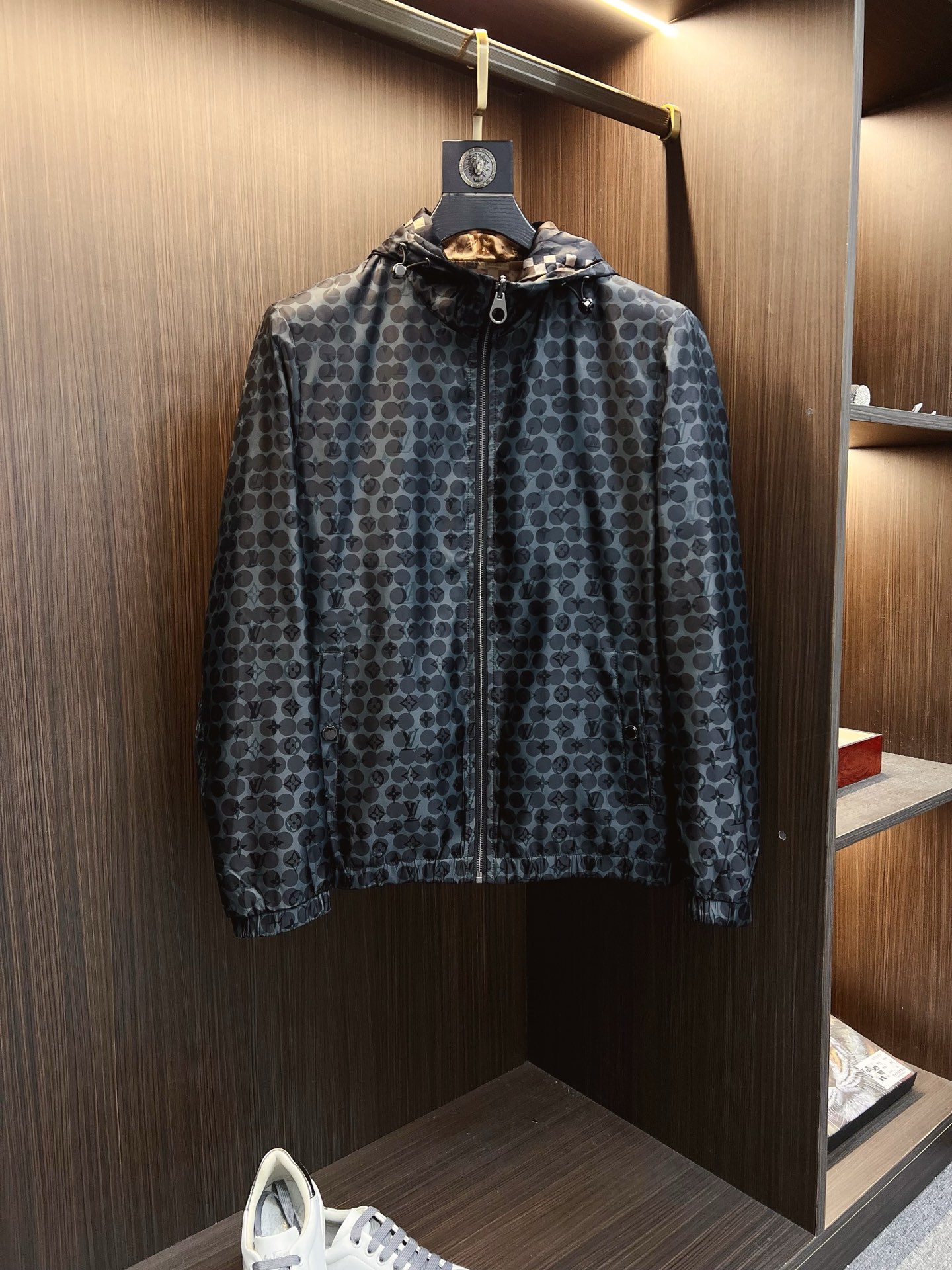 NO:571030,LV 2025 autumn and winter counter new casual and fashionable reversible jacket. Ultra-avant-garde design style. Brand logo heavily embellished design. Delicate and comfortable. Very light to wear and not easy to wrinkle. Multiple craftsmanship. The overall design is quite visual. The upper body is casual and stylish, with a certain degree of stiffness. It is definitely recommended for the temperament that is at the forefront of fashion. It is a must-have for urban leisure. Sizes M-3XL, Louis Vuitton, jackets & coats, jackets &  coats,alexander wang19860909LV 2025秋冬专柜新款休闲时尚双面穿夹克外套 超前卫设计风格 品牌logo重工点缀设计 细腻舒适 穿着非常轻便不易起皱.多重重工艺 整体的设计颇具视觉感,上身休闲有型,有一定的挺括度,绝对走在时尚最尖端的气质感推荐,都市休闲必备.尺码 M-3XL,,louis vuitton,jackets & coats,jackets & coats,alexander wang,Men's clothing