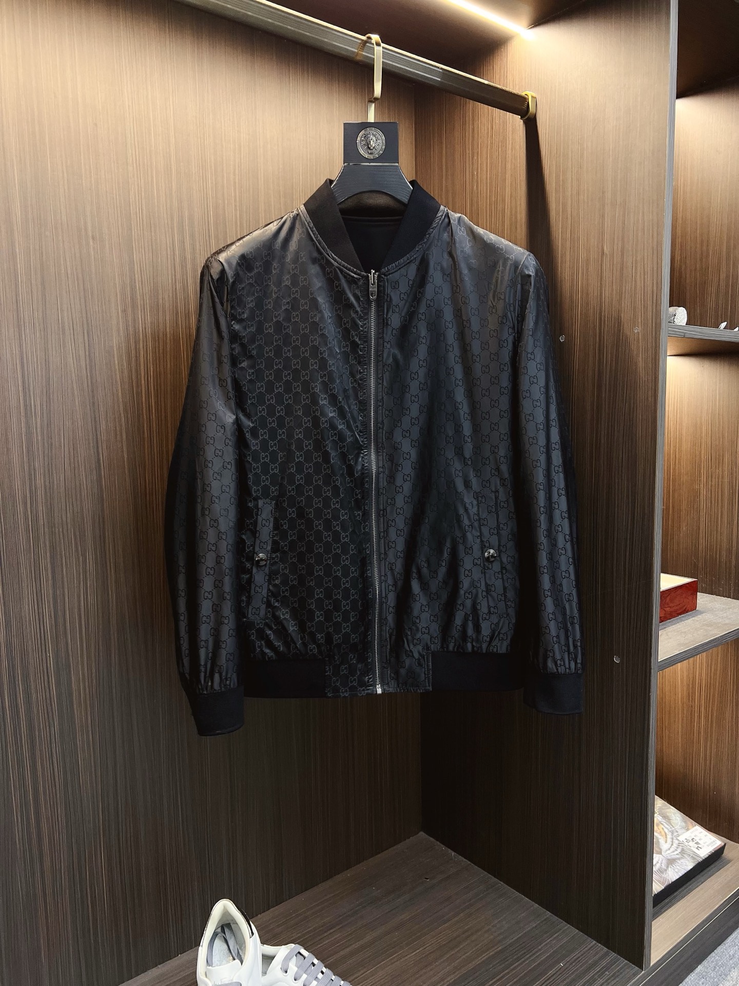 NO:571027,GUCCI Gucci 2025 autumn and winter counter new casual fashion jacket. Ultra-avant-garde design style. Brand logo heavy-duty embellishment design. Delicate and comfortable. Very light to wear and not easy to wrinkle. Multiple craftsmanship. The overall design is quite visual. The upper body is casual and stylish, with a certain degree of stiffness. It is definitely recommended for the temperament that is at the forefront of fashion. It is a must-have for urban leisure. Size M-3XL,,gucci,jackets & coats,jackets & coats,alexander  wang19860909GUCCI 古奇 2025秋冬专柜新款休闲时尚夹克外套 超前卫设计风格 品牌logo重工点缀设计 细腻舒适 穿着非常轻便不易起皱.多重重工艺 整体的设计颇具视觉感,上身休闲有型,有一定的挺括度,绝对走在时尚最尖端的气质感推荐,都市休闲必备.尺码 M-3XL,,gucci,jackets & coats,jackets & coats,alexander wang,Men's clothing