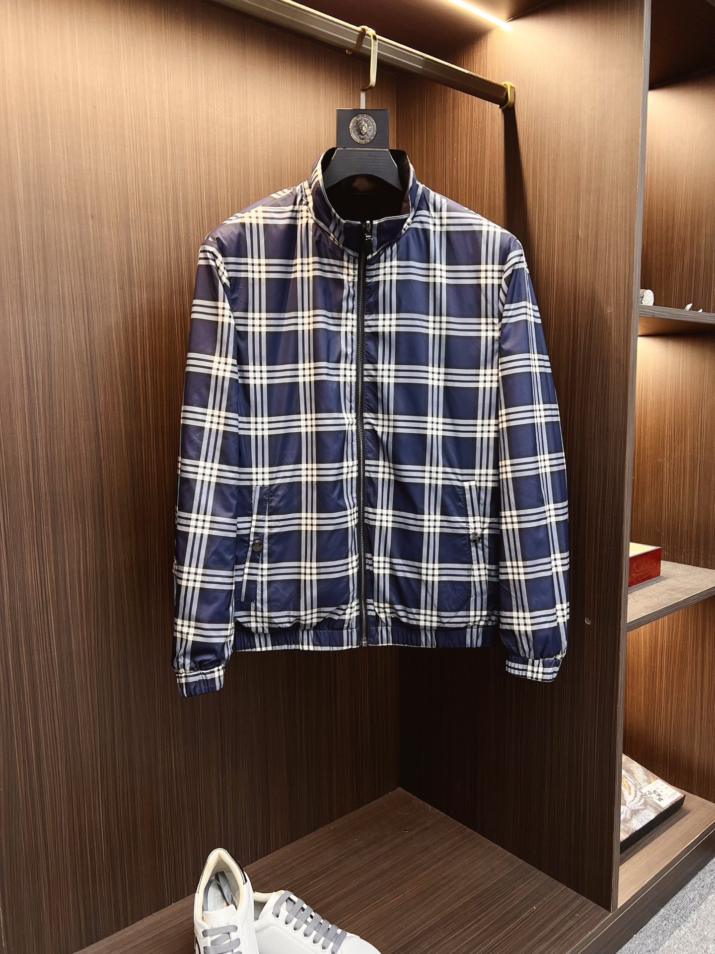 NO:571024,Burberry 2025 autumn and winter counter new casual and fashionable reversible jacket. Ultra-avant-garde design style. Brand logo heavily embellished design. Delicate and comfortable. Very light to wear and not easy to wrinkle. Multiple craftsmanship. The overall design is quite visual. The upper body is casual and stylish, with a certain degree of stiffness. It is definitely recommended for the temperament that is at the forefront of fashion. It is a must-have for urban leisure. Size M-3XL,,burberry,burberry,jackets & coats,jackets &  coats,alexander wang19860909Burberry 巴宝莉 2025秋冬专柜新款休闲时尚双面穿夹克外套 超前卫设计风格 品牌logo重工点缀设计 细腻舒适 穿着非常轻便不易起皱.多重重工艺 整体的设计颇具视觉感,上身休闲有型,有一定的挺括度,绝对走在时尚最尖端的气质感推荐,都市休闲必备.尺码 M-3XL,,burberry,burberry,jackets & coats,jackets & coats,alexander wang,Men's clothing