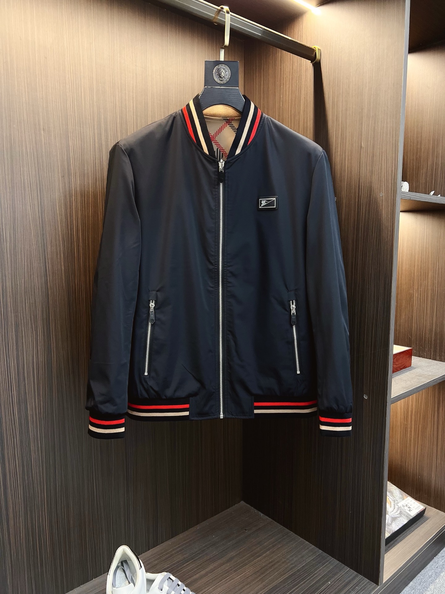 NO:571048,Burberry 2025 autumn and winter counter new casual fashion jacket. Ultra-avant-garde design style. The brand logo is heavily embellished. It is delicate and comfortable. It is very light to wear and not easy to wrinkle. Multiple craftsmanship. The overall design is quite visual. The upper body is casual and stylish, with a certain degree of stiffness. It is definitely recommended for the temperament that is at the forefront of fashion. It is a must-have for urban leisure. Size M-3XL,,burberry,burberry,jackets & coats,jackets &  coats,alexander wang19860909Burberry 巴宝莉 2025秋冬专柜新款休闲时尚夹克外套 超前卫设计风格 品牌logo重工点缀设计 细腻舒适 穿着非常轻便不易起皱.多重重工艺 整体的设计颇具视觉感,上身休闲有型,有一定的挺括度,绝对走在时尚最尖端的气质感推荐,都市休闲必备.尺码 M-3XL,,burberry,burberry,jackets & coats,jackets & coats,alexander wang,Men's clothing