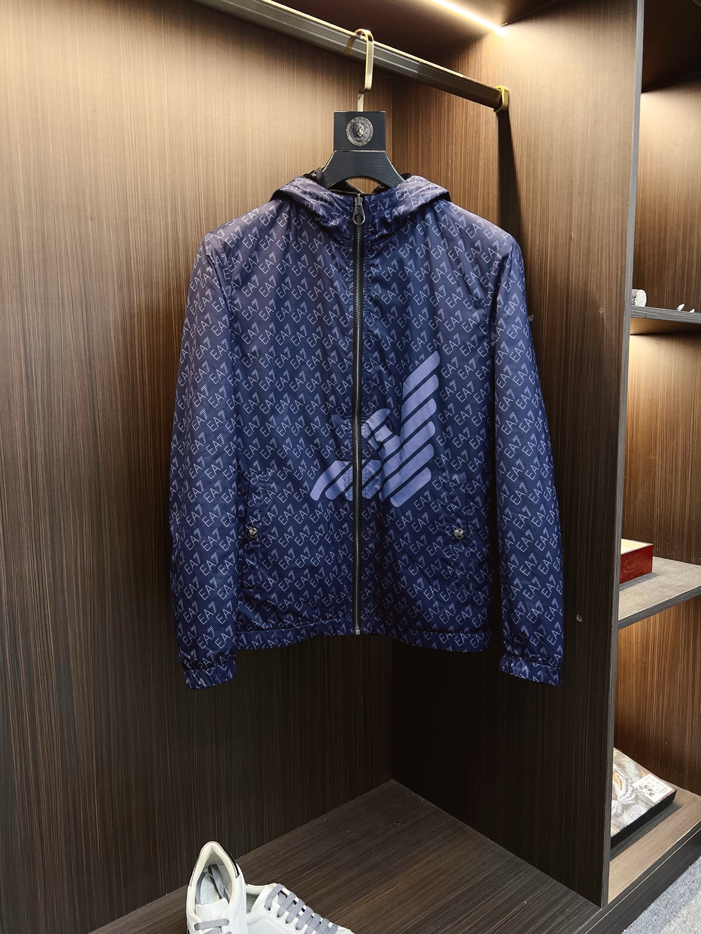 NO:571045,Armani Armani's 2025 autumn and winter counter new casual and fashionable reversible jacket. Ultra-avant-garde design style. Brand logo heavily embellished design. Delicate and comfortable. Very light to wear and not easy to wrinkle. Multiple craftsmanship. The overall design is quite visual. The upper body is casual and stylish, with a certain degree of stiffness. It is definitely recommended for the temperament that is at the forefront of fashion. It is a must-have for urban leisure. Sizes M-3XL,,armani,armani,jackets & coats,jackets &  coats,alexander wang19860909Armani 阿玛尼 2025秋冬专柜新款休闲时尚双面穿夹克外套 超前卫设计风格 品牌logo重工点缀设计 细腻舒适 穿着非常轻便不易起皱.多重重工艺 整体的设计颇具视觉感,上身休闲有型,有一定的挺括度,绝对走在时尚最尖端的气质感推荐,都市休闲必备.尺码 M-3XL,,armani,armani,jackets & coats,jackets & coats,alexander wang,Men's clothing