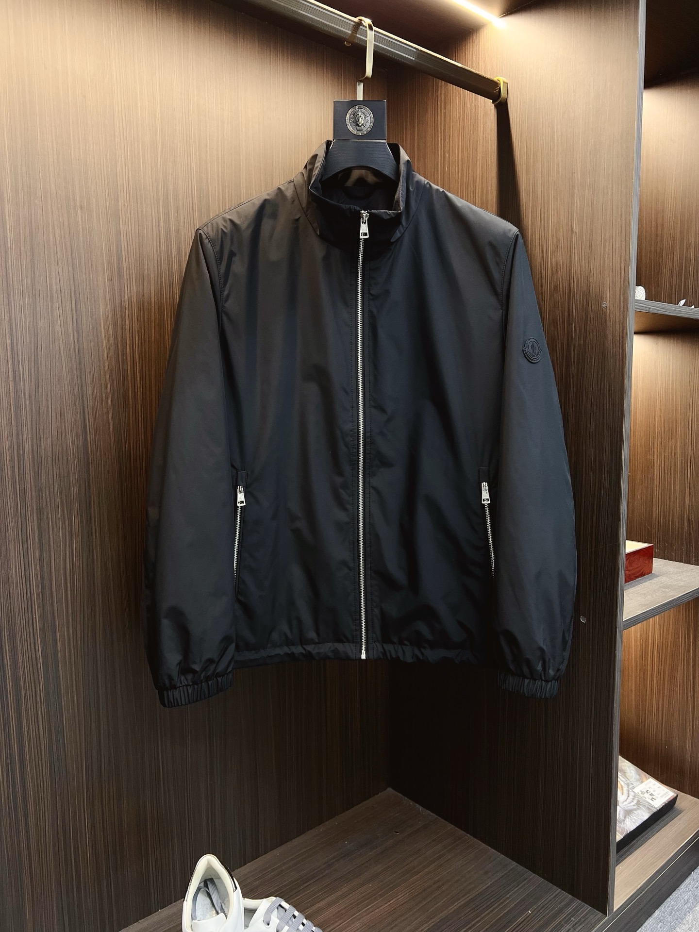 NO:571042,Mengkou 2025 autumn and winter counter new casual fashionable jacket. Ultra-avant-garde design style. Brand logo heavily embellished design. Delicate and comfortable. Very light to wear and not easy to wrinkle. Multiple craftsmanship. The overall design is quite visual. The upper body is casual and stylish, with a certain degree of stiffness. It is definitely recommended for the temperament that is at the forefront of fashion. It is a must-have for urban leisure. Size M-3XL,,Moncler,jackets & coats,jackets & coats,alexander wang19860909蒙口 2025秋冬专柜新款休闲时尚夹克外套 超前卫设计风格 品牌logo重工点缀设计 细腻舒适 穿着非常轻便不易起皱.多重重工艺 整体的设计颇具视觉感,上身休闲有型,有一定的挺括度,绝对走在时尚最尖端的气质感推荐,都市休闲必备.尺码 M-3XL,,Moncler,jackets & coats,jackets & coats,alexander wang,Men's clothing