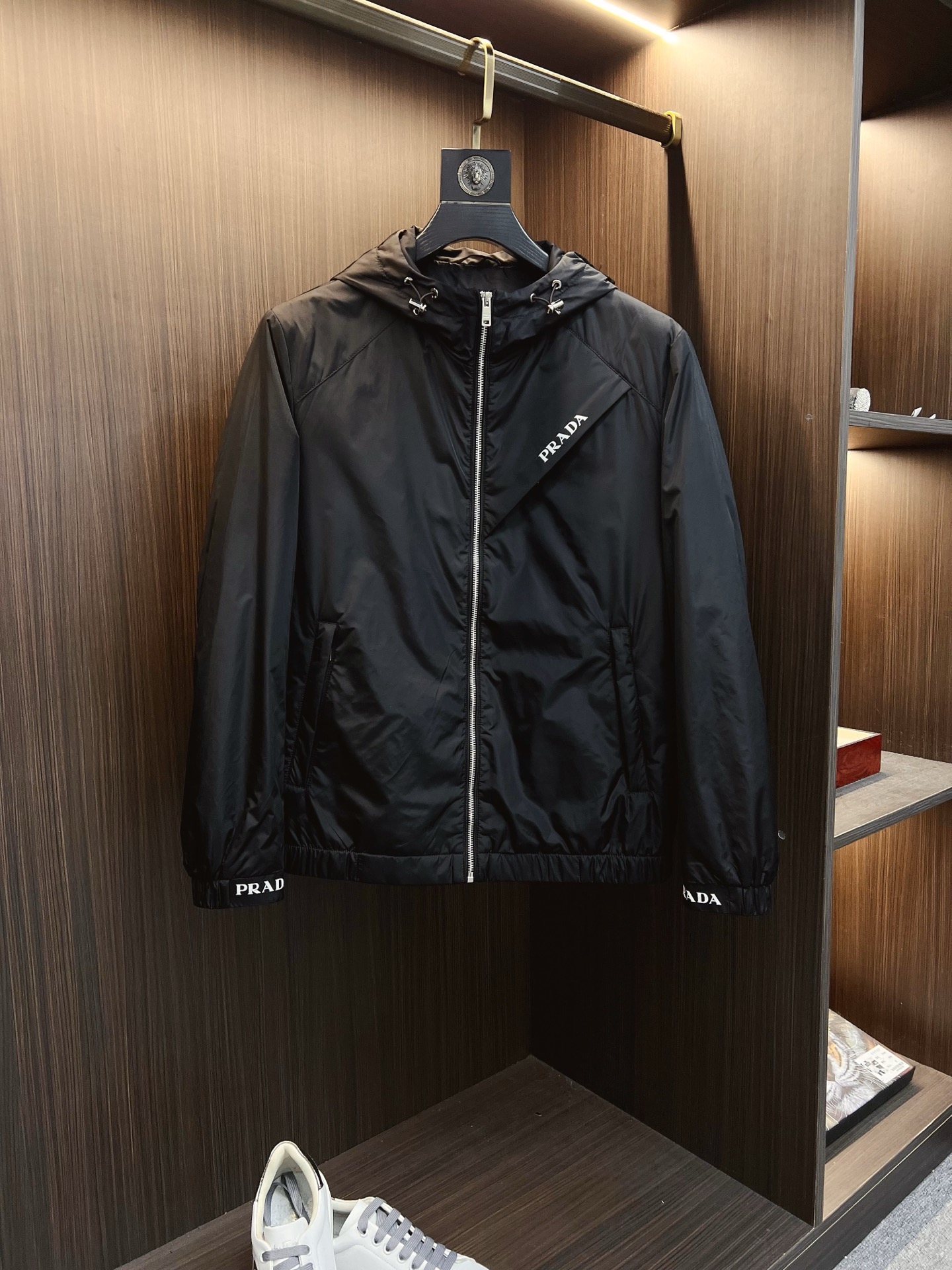 NO:538406,PRADA 2025 autumn and winter counter new casual and fashionable jacket jacket with avant-garde design style Brand logo heavy industry embellishment design delicate and comfortable, very light and not easy to wrinkle. Multiple craftsmanship The overall design is quite visual, the upper body is casual and stylish, with a certain degree of clarity, absolutely recommended at the most cutting-edge temperament of fashion, a must-have for urban casual. Size M-3XL,,prada,prada,jackets & coats,jackets & coats,alexander wang19860909PRADA 普拉达 2025秋冬专柜新款休闲时尚夹克外套 超前卫设计风格 品牌logo重工点缀设计 细腻舒适 穿着非常轻便不易起皱.多重重工艺 整体的设计颇具视觉感,上身休闲有型,有一定的挺括度,绝对走在时尚最尖端的气质感推荐,都市休闲必备.尺码 M-3XL,,prada,prada,jackets & coats,jackets & coats,alexander wang,Men's clothing