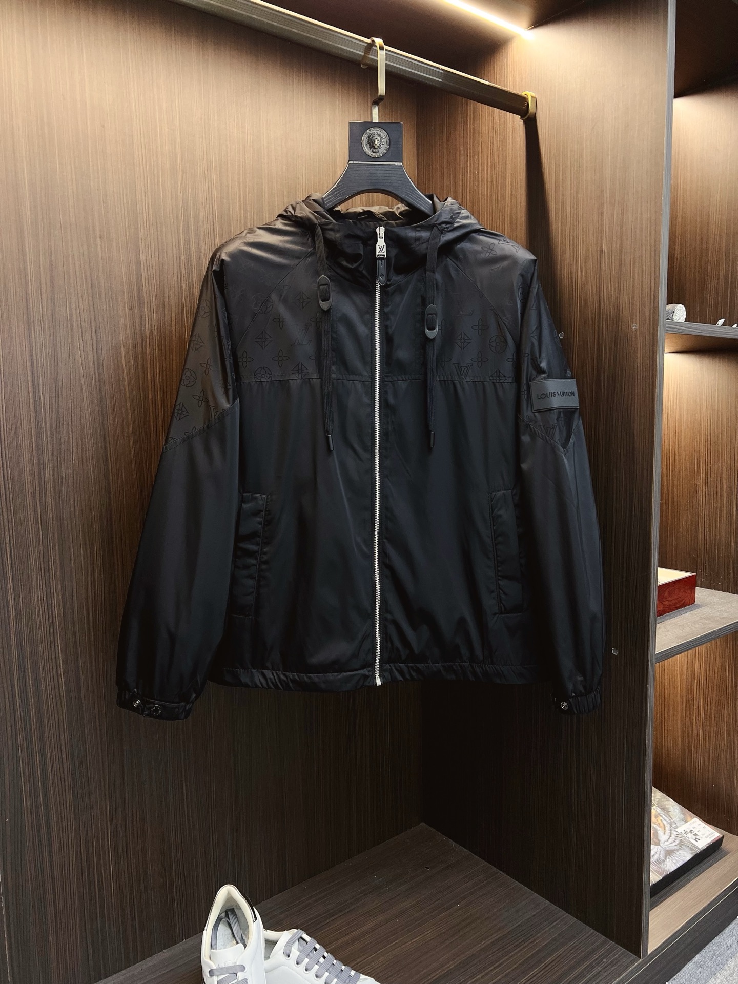 NO:538404,LV 2025 autumn and winter counter new casual and fashionable jacket jacket with advanced design style Brand logo heavy industry embellishment design delicate and comfortable wear very light and not easy to wrinkle. Multiple craftsmanship The overall design is quite visual, the upper body is casual and stylish, with a certain degree of clarity, absolutely recommended at the most cutting-edge temperament of fashion, a must-have for urban casual. Size M-3XL,,louis vuitton, jackets & coats, jackets & coats, alexander wang19860909LV 2025秋冬专柜新款休闲时尚夹克外套 超前卫设计风格 品牌logo重工点缀设计 细腻舒适 穿着非常轻便不易起皱.多重重工艺 整体的设计颇具视觉感,上身休闲有型,有一定的挺括度,绝对走在时尚最尖端的气质感推荐,都市休闲必备.尺码 M-3XL,,louis vuitton,jackets & coats,jackets & coats,alexander wang,Men's clothing