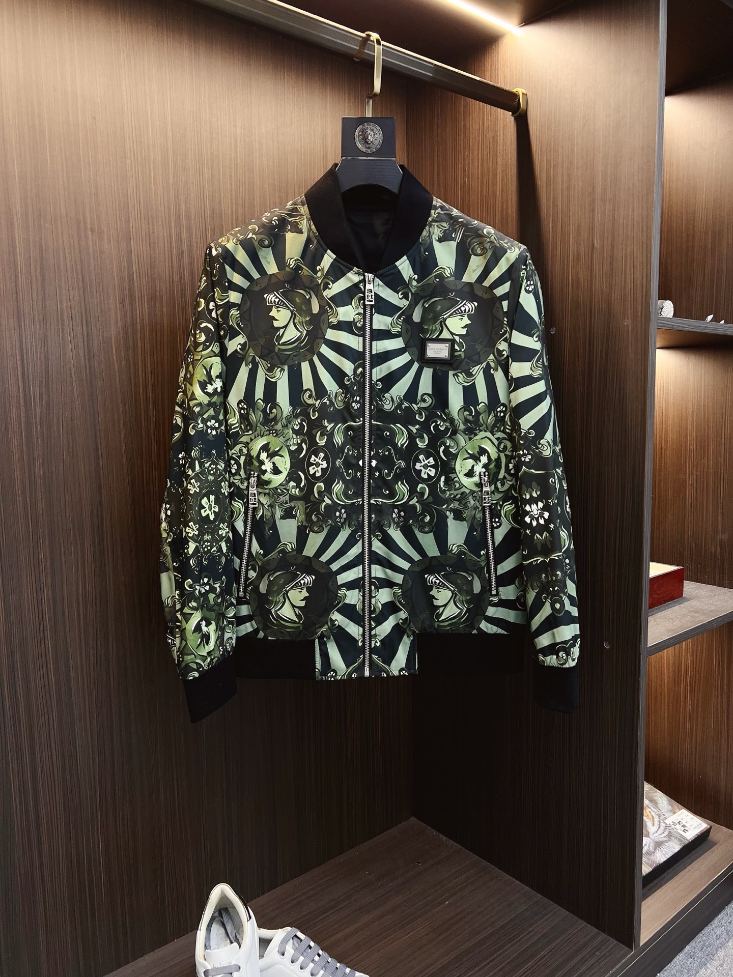 NO:538402,DG 2025 Autumn and Winter Counter New Casual Fashion Jacket Jacket Super Avant-garde Design Style Brand Logo Heavy Industry Embellishment Design Delicate and Comfortable Wear Very Light and Not Wrinkled. Multiple Craftsmanship The overall design is quite visual, the upper body is casual and stylish, with a certain degree of clarity, and it is definitely recommended to be at the most cutting-edge fashion temperament, which is a must-have for urban casualness. Size M-3XL,, jackets & coats, jackets & coats, alexander wang19860909DG 2025秋冬专柜新款休闲时尚夹克外套 超前卫设计风格 品牌logo重工点缀设计 细腻舒适 穿着非常轻便不易起皱.多重重工艺 整体的设计颇具视觉感,上身休闲有型,有一定的挺括度,绝对走在时尚最尖端的气质感推荐,都市休闲必备.尺码 M-3XL,,jackets & coats,jackets & coats,alexander wang,Men's clothing