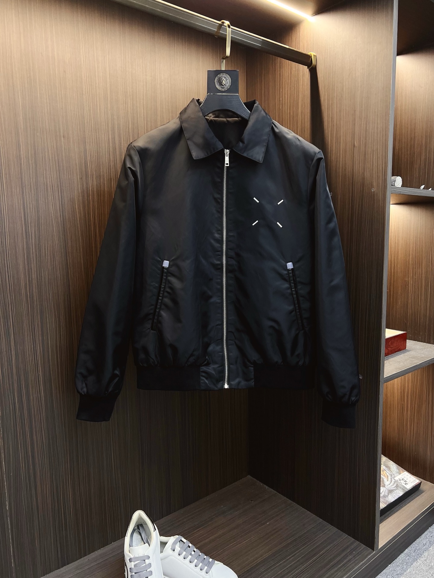 NO:538400,PRADA 2025 autumn and winter counter new casual and fashionable jacket jacket with avant-garde design style Brand logo heavy industry embellishment design delicate and comfortable, very light and not easy to wrinkle. Multiple craftsmanship The overall design is quite visual, the upper body is casual and stylish, with a certain degree of clarity, absolutely recommended at the most cutting-edge temperament of fashion, a must-have for urban casual. Size M-3XL,,prada,prada,jackets & coats,jackets & coats,alexander wang19860909PRADA 普拉达 2025秋冬专柜新款休闲时尚夹克外套 超前卫设计风格 品牌logo重工点缀设计 细腻舒适 穿着非常轻便不易起皱.多重重工艺 整体的设计颇具视觉感,上身休闲有型,有一定的挺括度,绝对走在时尚最尖端的气质感推荐,都市休闲必备.尺码 M-3XL,,prada,prada,jackets & coats,jackets & coats,alexander wang,Men's clothing