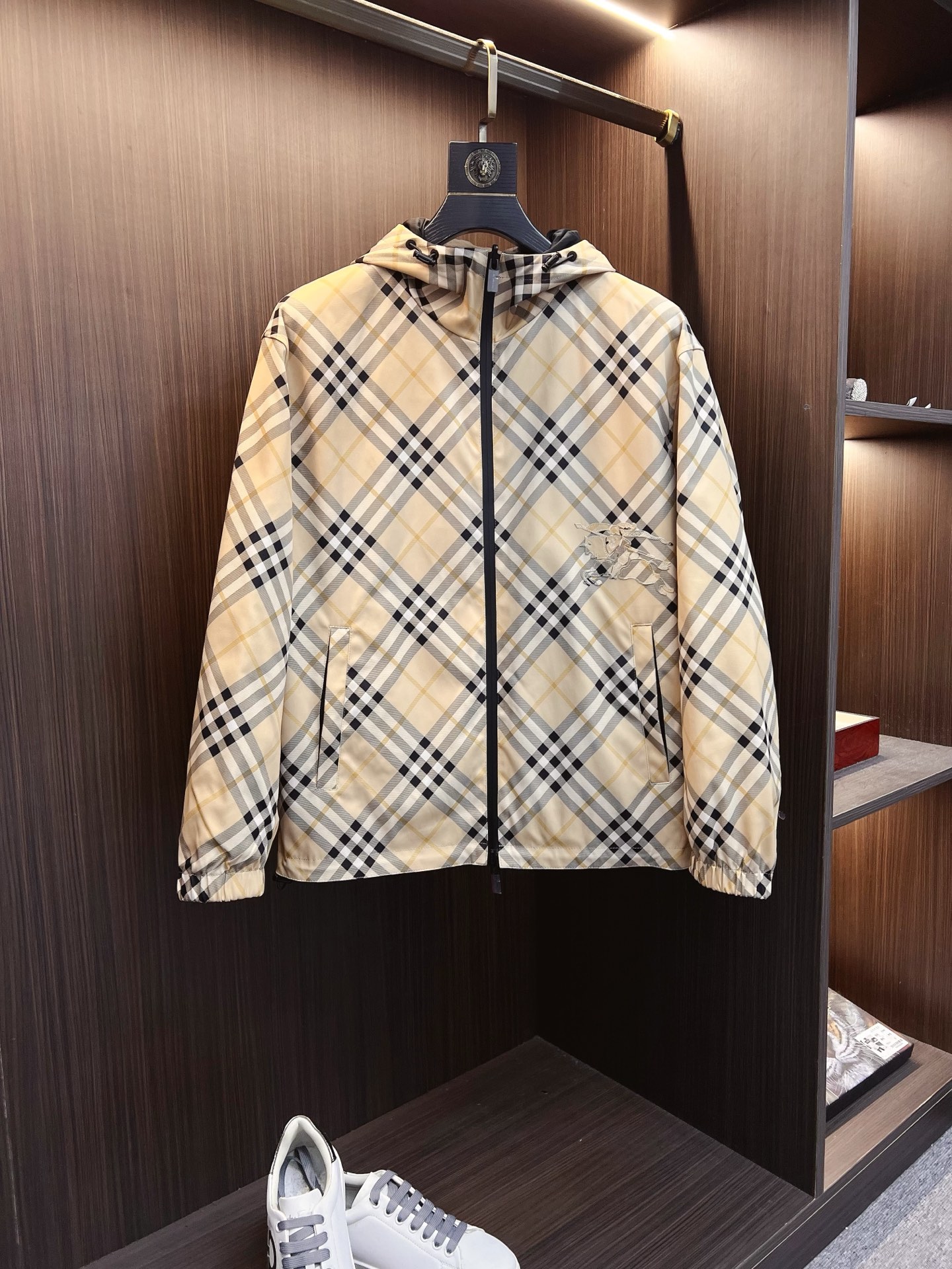 NO:538398,Burberry 2025 autumn and winter counter new casual and fashionable jacket double-sided jacket, avant-garde design style, brand logo heavy industry embellishment design, delicate and comfortable, very light and not easy to wrinkle. Multiple craftsmanship The overall design is quite visual, the upper body is casual and stylish, with a certain degree of clarity, absolutely recommended at the most cutting-edge temperament of fashion, a must-have for urban casual. Size M-3XL,,burberry,burberry,jackets & coats,jackets & coats,alexander wang19860909Burberry 巴宝莉 2025秋冬专柜新款休闲时尚夹克双面穿外套 超前卫设计风格 品牌logo重工点缀设计 细腻舒适 穿着非常轻便不易起皱.多重重工艺 整体的设计颇具视觉感,上身休闲有型,有一定的挺括度,绝对走在时尚最尖端的气质感推荐,都市休闲必备.尺码 M-3XL,,burberry,burberry,jackets & coats,jackets & coats,alexander wang,Men's clothing