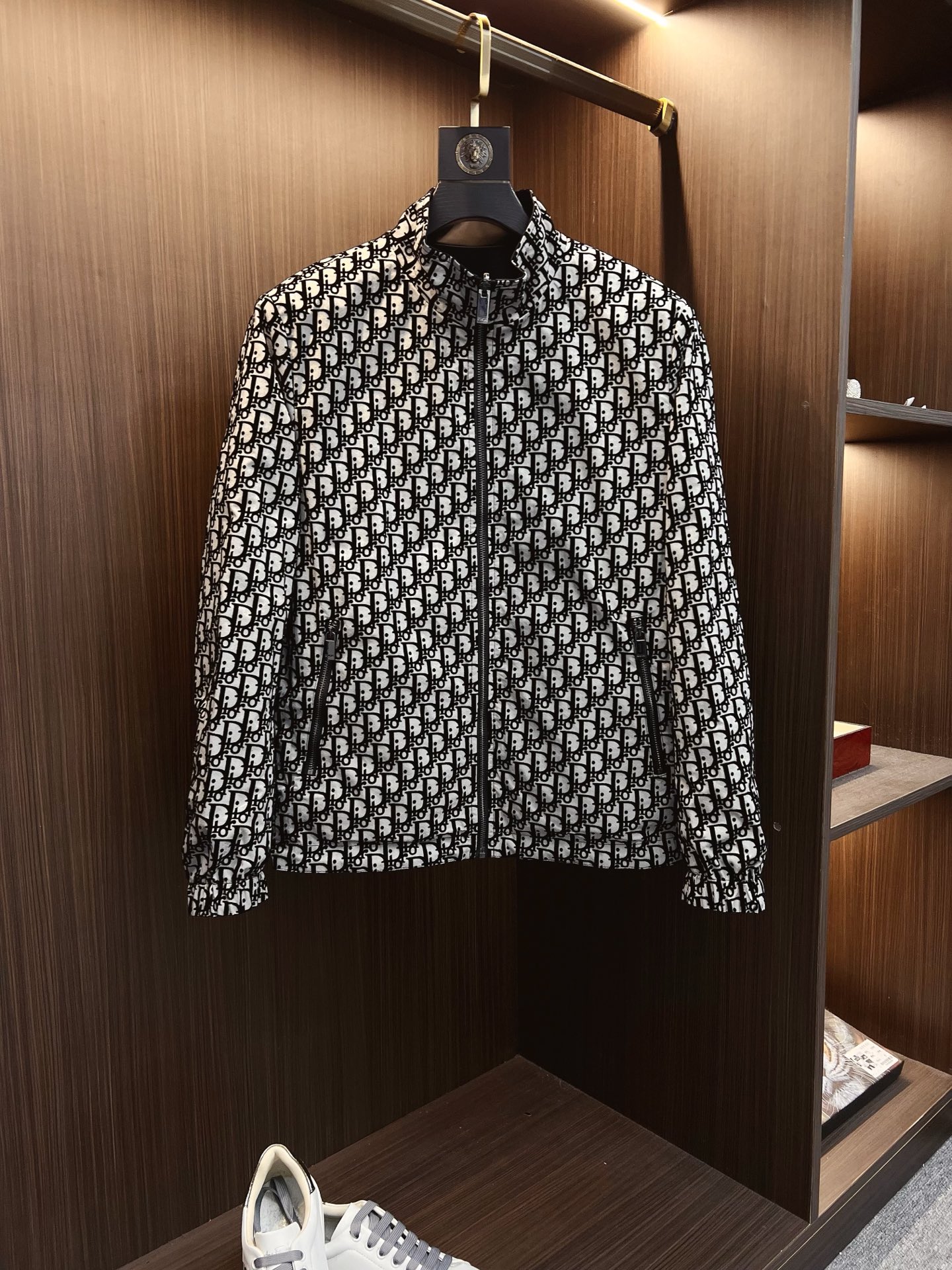 NO:538396,Dior 2025 autumn and winter counter new casual and fashionable jacket double-sided jacket, avant-garde design style, brand logo heavy industry embellishment design, delicate and comfortable, very light and not easy to wrinkle. Multiple craftsmanship The overall design is quite visual, the upper body is casual and stylish, with a certain degree of clarity, absolutely recommended at the most cutting-edge temperament of fashion, a must-have for urban casual. Size M-3XL,,dior,dior,jackets & coats,jackets & coats,alexander wang19860909Dior 迪奥 2025秋冬专柜新款休闲时尚夹克双面穿外套 超前卫设计风格 品牌logo重工点缀设计 细腻舒适 穿着非常轻便不易起皱.多重重工艺 整体的设计颇具视觉感,上身休闲有型,有一定的挺括度,绝对走在时尚最尖端的气质感推荐,都市休闲必备.尺码 M-3XL,,dior,dior,jackets & coats,jackets & coats,alexander wang,Men's clothing