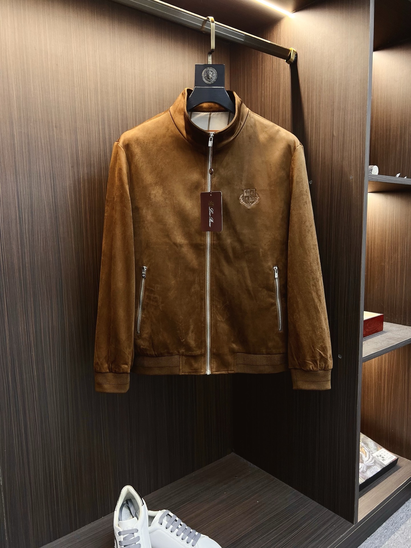 NO:538392,LP new casual and fashionable jacket jacket for autumn and winter counters, avant-garde design style, brand logo heavy industry embellishment design, delicate and comfortable, very light and not easy to wrinkle. Multiple craftsmanship The overall design is quite visual, the upper body is casual and stylish, with a certain degree of clarity, absolutely recommended at the most cutting-edge temperament of fashion, a must-have for urban casual. Size M-3XL,,loro piano, jackets & coats, jackets & coats, alexander wang19860909LP 秋冬专柜新款休闲时尚夹克外套 超前卫设计风格 品牌logo重工点缀设计 细腻舒适 穿着非常轻便不易起皱.多重重工艺 整体的设计颇具视觉感,上身休闲有型,有一定的挺括度,绝对走在时尚最尖端的气质感推荐,都市休闲必备.尺码 M-3XL,,loro piana,jackets & coats,jackets & coats,alexander wang,Men's clothing