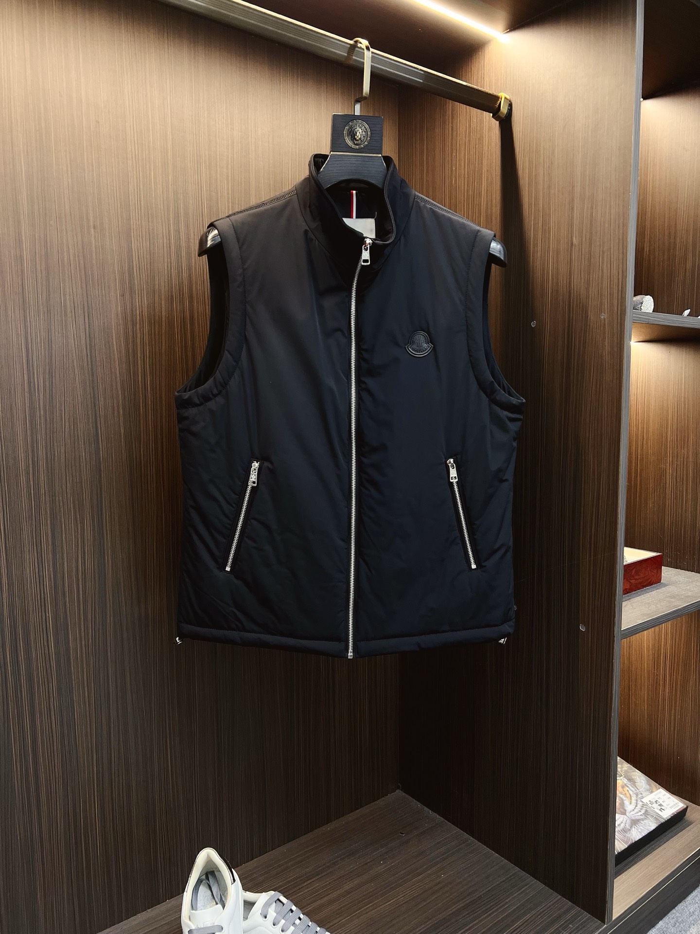 NO:538390,The 2025 autumn and winter counter new casual and fashionable jacket vest jacket with avant-garde design style. Brand logo heavy industry embellishment design. Delicate and comfortable. It is very light and not easy to wrinkle. Multiple craftsmanship. The overall design is quite visual, the upper body is casual and stylish, with a certain degree of clarity. It is definitely recommended to be at the most cutting-edge fashion temperament. It is a must-have for urban casualness. Size M-3XL,, Moncler, jackets & coats, jackets & coats, alexander wang19860909蒙口 2025秋冬专柜新款休闲时尚夹克马甲外套 超前卫设计风格 品牌logo重工点缀设计 细腻舒适 穿着非常轻便不易起皱.多重重工艺 整体的设计颇具视觉感,上身休闲有型,有一定的挺括度,绝对走在时尚最尖端的气质感推荐,都市休闲必备.尺码 M-3XL,,Moncler,jackets & coats,jackets & coats,alexander wang,Men's clothing