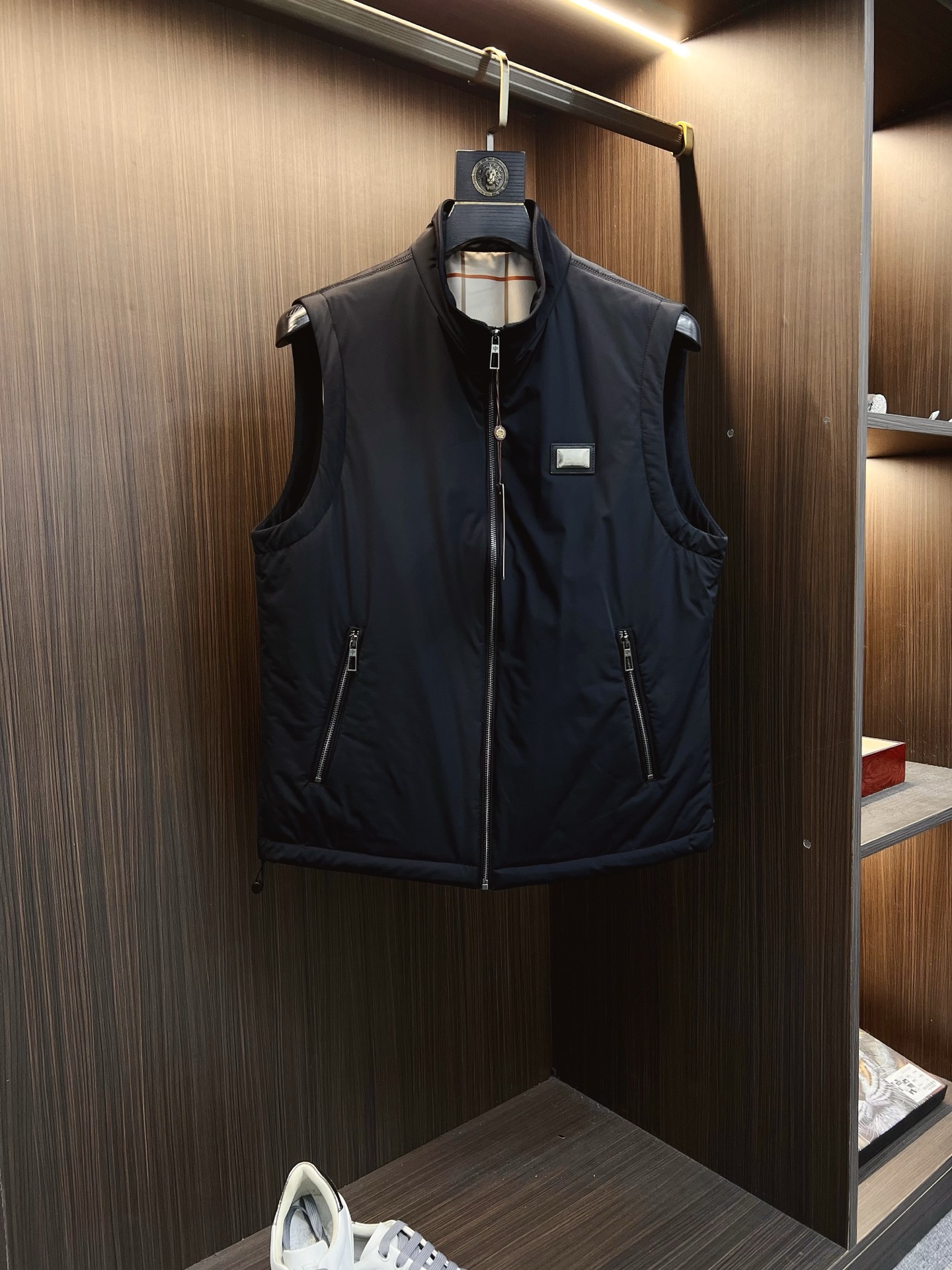 NO:538388,LP new casual and fashionable vest jacket jacket for autumn and winter counter, advanced design style, brand logo heavy industry embellishment design, delicate and comfortable, very light and not easy to wrinkle. Multiple craftsmanship The overall design is quite visual, the upper body is casual and stylish, with a certain degree of clarity, absolutely recommended at the most cutting-edge temperament of fashion, a must-have for urban casual. Size M-3XL,,loro piano, jackets & coats, jackets & coats, alexander wang19860909LP 秋冬专柜新款休闲时尚马甲夹克外套 超前卫设计风格 品牌logo重工点缀设计 细腻舒适 穿着非常轻便不易起皱.多重重工艺 整体的设计颇具视觉感,上身休闲有型,有一定的挺括度,绝对走在时尚最尖端的气质感推荐,都市休闲必备.尺码 M-3XL,,loro piana,jackets & coats,jackets & coats,alexander wang,Men's clothing