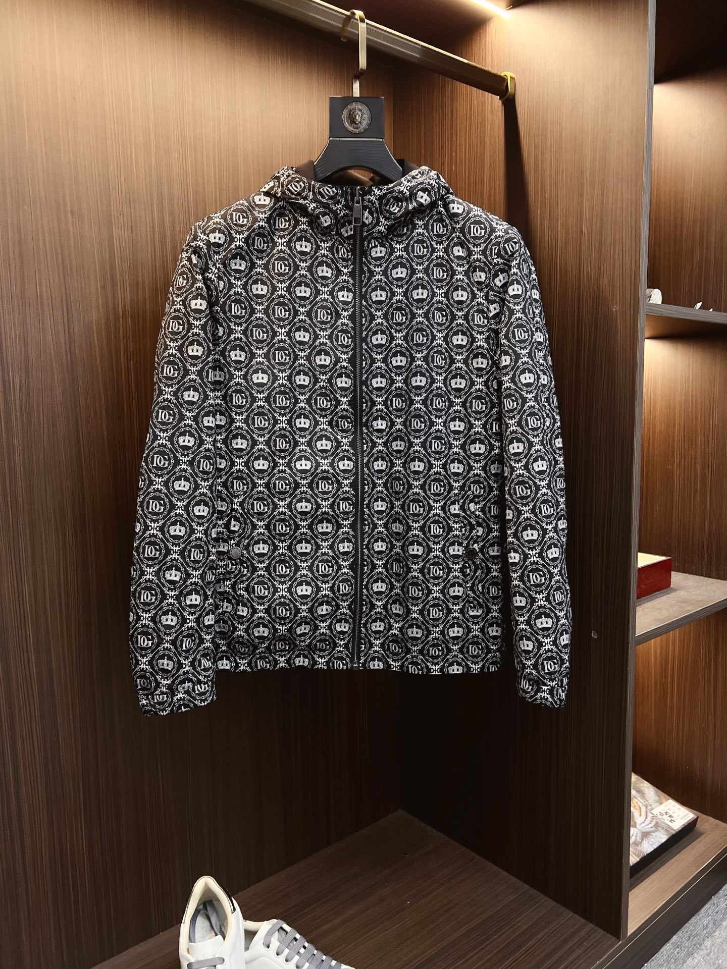 NO:538403,DG 2025 autumn and winter counter new casual and fashionable double-sided jacket jacket, avant-garde design style, brand logo heavy industry embellishment design, delicate and comfortable, very light and not easy to wrinkle. Multiple craftsmanship The overall design is quite visual, the upper body is casual and stylish, with a certain degree of clarity, absolutely recommended at the most cutting-edge temperament of fashion, a must-have for urban casual. Size M-3XL,, jackets & coats, jackets & coats, alexander wang19860909DG 2025秋冬专柜新款休闲时尚双面穿夹克外套 超前卫设计风格 品牌logo重工点缀设计 细腻舒适 穿着非常轻便不易起皱.多重重工艺 整体的设计颇具视觉感,上身休闲有型,有一定的挺括度,绝对走在时尚最尖端的气质感推荐,都市休闲必备.尺码 M-3XL,,jackets & coats,jackets & coats,alexander wang,Men's clothing