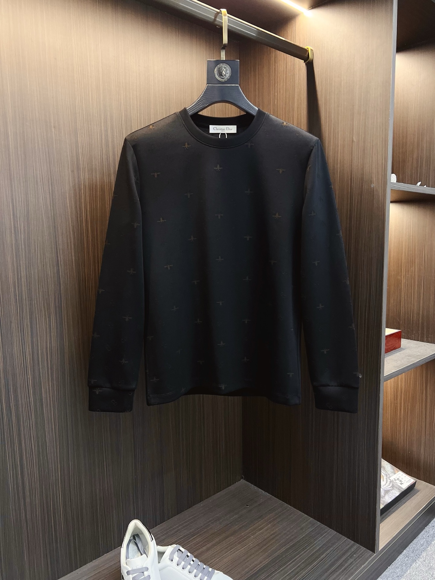 NO:599511,Dior Dior 2025 autumn and winter new design round neck long-sleeved T-shirt official website synchronization!  This T-shirt combines minimalist design and exquisite details. The oversize trim is reminiscent of Tyrolean dress details, calling for modern ideas, creating a different conceptual pattern, and injecting rich connotations into traditional cotton T-shirts. The LOGO on the front graphic webbing is unique and shows the brand's nobility. It highlights the style of a big brand, sets off the minimalist design style, and reveals the elegance at a glance!  As a brand that pursues design and tailoring techniques, the materials used will never disappoint!  The body of this shirt is made of Solona cotton blended gram fabric, which is noble and exquisite. The cotton surface is full, soft and skin-friendly. In short, such a classic style is a must-have for autumn and winter!  M-3XL,,dior,dior,versace,tees,t-shirt,alexander wang19860909Dior 迪奥 2025秋冬 新款设计感圆领长袖T恤 官网同步！这款T恤极简主义设计和精美细节于一身.Oversize饰边引人联想蒂罗尔着装细节,召唤摩登新意,造就不同以往的概念化图案,为传统棉质T恤注入丰盈内涵.前幅图形织带车出的LOGO,别具一番特色,更显品牌尊贵 彰显大牌风范,衬托出了极简主义的设计风格,把优雅风展露的一览无余！ 作为一个追求设计感和裁剪工艺的品牌,用料永远不会让人失望！本款衫身采用索洛纳棉混纺 克面料,高贵精致,布面棉质饱满柔软亲肤 总之这么经典的款,秋冬必备！M-3XL,,dior,dior,versace,tees，t-shirt,alexander wang,Men's clothing