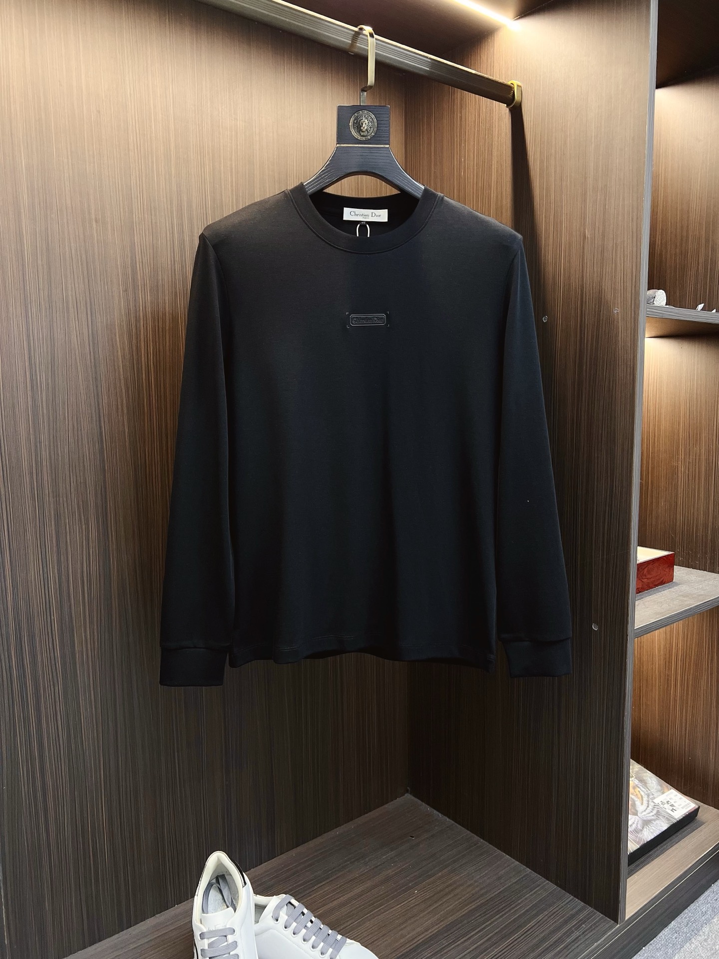 NO:599505,Dior Dior 2025 autumn and winter new design round neck long-sleeved T-shirt official website synchronization!  This T-shirt combines minimalist design and exquisite details. The oversize trim is reminiscent of Tyrolean dress details, calling for modern ideas, creating a different conceptual pattern, and injecting rich connotations into traditional cotton T-shirts. The LOGO on the front graphic webbing is unique and shows the brand's nobility. It highlights the style of a big brand, sets off the minimalist design style, and reveals the elegance at a glance!  As a brand that pursues design and tailoring techniques, the materials used will never disappoint!  The body of this shirt is made of Solona cotton blended gram fabric, which is noble and exquisite. The cotton surface is full, soft and skin-friendly. In short, such a classic style is a must-have for autumn and winter!  M-3XL,,dior,dior,versace,tees,t-shirt,alexander wang19860909Dior 迪奥 2025秋冬 新款设计感圆领长袖T恤 官网同步！这款T恤极简主义设计和精美细节于一身.Oversize饰边引人联想蒂罗尔着装细节,召唤摩登新意,造就不同以往的概念化图案,为传统棉质T恤注入丰盈内涵.前幅图形织带车出的LOGO,别具一番特色,更显品牌尊贵 彰显大牌风范,衬托出了极简主义的设计风格,把优雅风展露的一览无余！ 作为一个追求设计感和裁剪工艺的品牌,用料永远不会让人失望！本款衫身采用索洛纳棉混纺 克面料,高贵精致,布面棉质饱满柔软亲肤 总之这么经典的款,秋冬必备！M-3XL,,dior,dior,versace,tees，t-shirt,alexander wang,Men's clothing