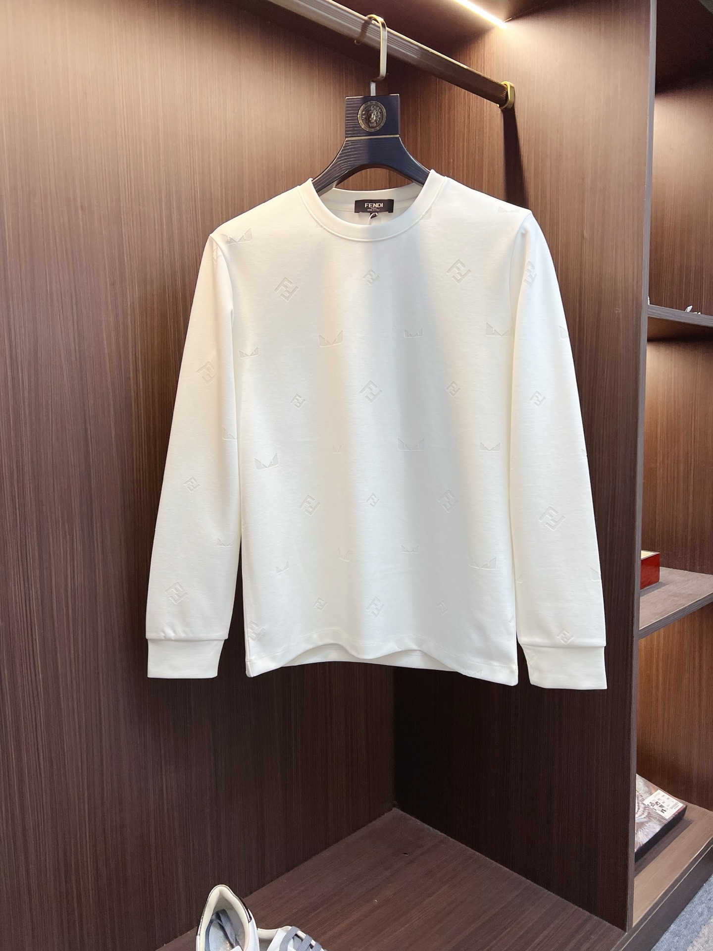 NO:599499,FENDI Fendi 2025 autumn and winter new design round neck long-sleeved T-shirt official website synchronization!  This T-shirt combines minimalist design and exquisite details. The oversize trim is reminiscent of Tyrolean dress details, calling for modern ideas, creating a different conceptual pattern, and injecting rich connotations into traditional cotton T-shirts. The LOGO on the front graphic webbing is unique and shows the brand's nobility. It highlights the style of a big brand, sets off the minimalist design style, and reveals the elegance at a glance!  As a brand that pursues design and tailoring techniques, the materials used will never disappoint!  The body of this shirt is made of Solona cotton blended gram fabric, which is noble and exquisite. The cotton surface is full, soft and skin-friendly. In short, such a classic style is a must-have for autumn and winter!  M-3XL,,fendi,fendi,versace,tees,t-shirt,alexander wang19860909FENDI 芬迪 2025秋冬 新款设计感圆领长袖T恤 官网同步！这款T恤极简主义设计和精美细节于一身.Oversize饰边引人联想蒂罗尔着装细节,召唤摩登新意,造就不同以往的概念化图案,为传统棉质T恤注入丰盈内涵.前幅图形织带车出的LOGO,别具一番特色,更显品牌尊贵 彰显大牌风范,衬托出了极简主义的设计风格,把优雅风展露的一览无余！ 作为一个追求设计感和裁剪工艺的品牌,用料永远不会让人失望！本款衫身采用索洛纳棉混纺 克面料,高贵精致,布面棉质饱满柔软亲肤 总之这么经典的款,秋冬必备！M-3XL,,fendi,fendi,versace,tees，t-shirt,alexander wang,Men's clothing