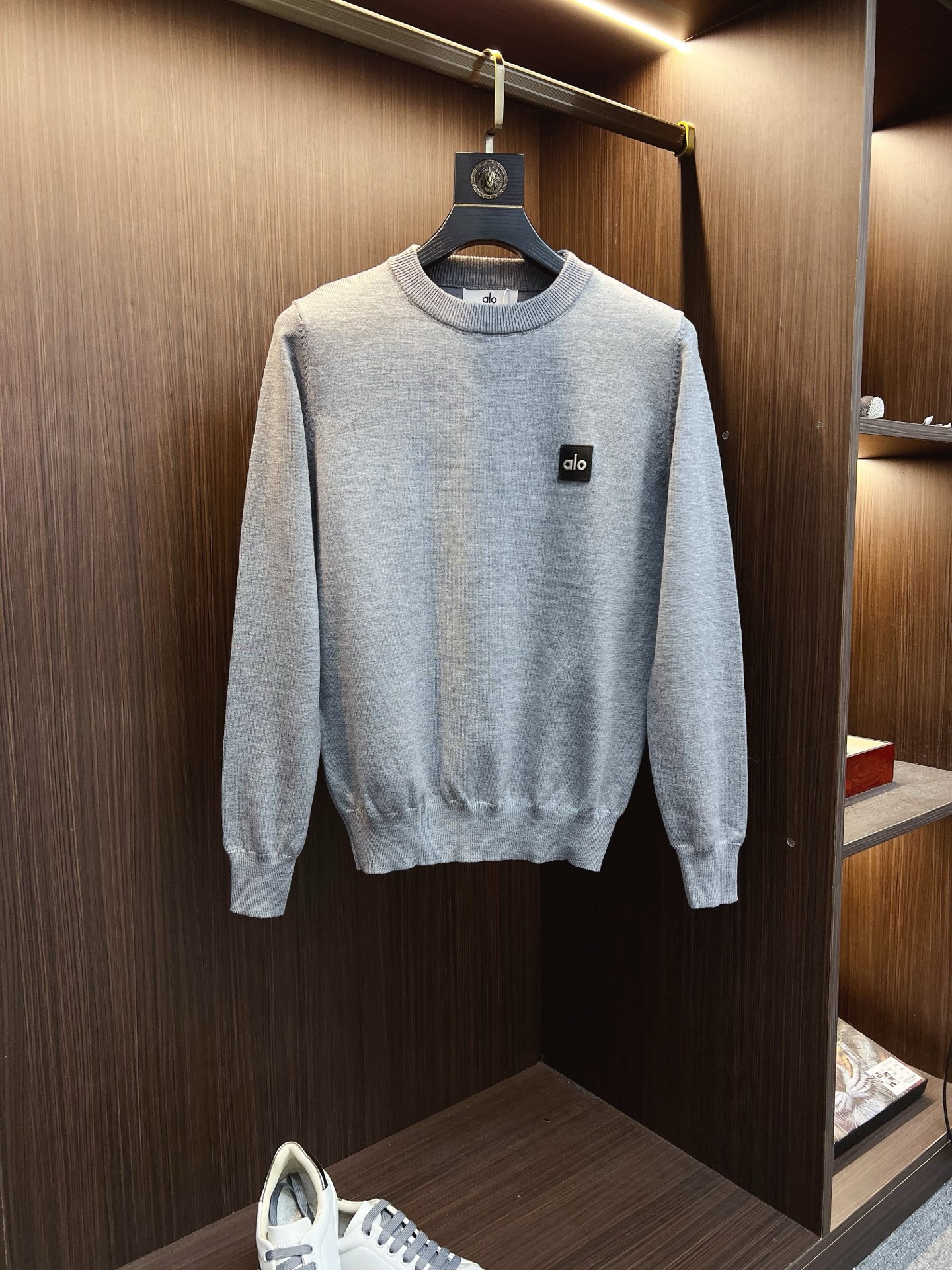 NO:541394,【ALO】Fall-colored pullover sweater in autumn and winter, all the quality!  !  !  Wool blend fabric, latest model in 2025, golden ratio!  !  Slim fit soft gold, a versatile and practical item, with powerful combination and practicality, simple, generous and upscale!  Create your own style. We highly recommend the standard slim tailoring technology for two colors, styles suitable for both young and old, and knitted with wool. There will be no discomfort in wearing it!  While keeping warm, it is stylish, textured, and has a style of dressing. The classic logo with contrasting colors on the chest feels the place!  !  Recommend the old customer together!  !  Code number M-3XL (maximum wear 190 catties), gold, alexander wang19860909【ALO】秋冬经典圆领套头羊毛衫,全品相！！！羊毛混纺面料,2025最新款 黄金比例！！修身款软黄金 百搭实用型的单品,搭配及实用性强大到天际,简洁大方上档次！打造属于自己的格调造型,强烈推荐双色入手标准修身的剪裁工艺,老少爷们皆宜的款式,羊毛针织而成 不会有任何的穿着不舒适！保暖的同时,有型,有质感,更有穿着的格调,胸前撞色的经典标识 元素感到位！！推荐老客合体！！码数M-3XL(最大穿190斤),,gold,alexander wang,Men's clothing