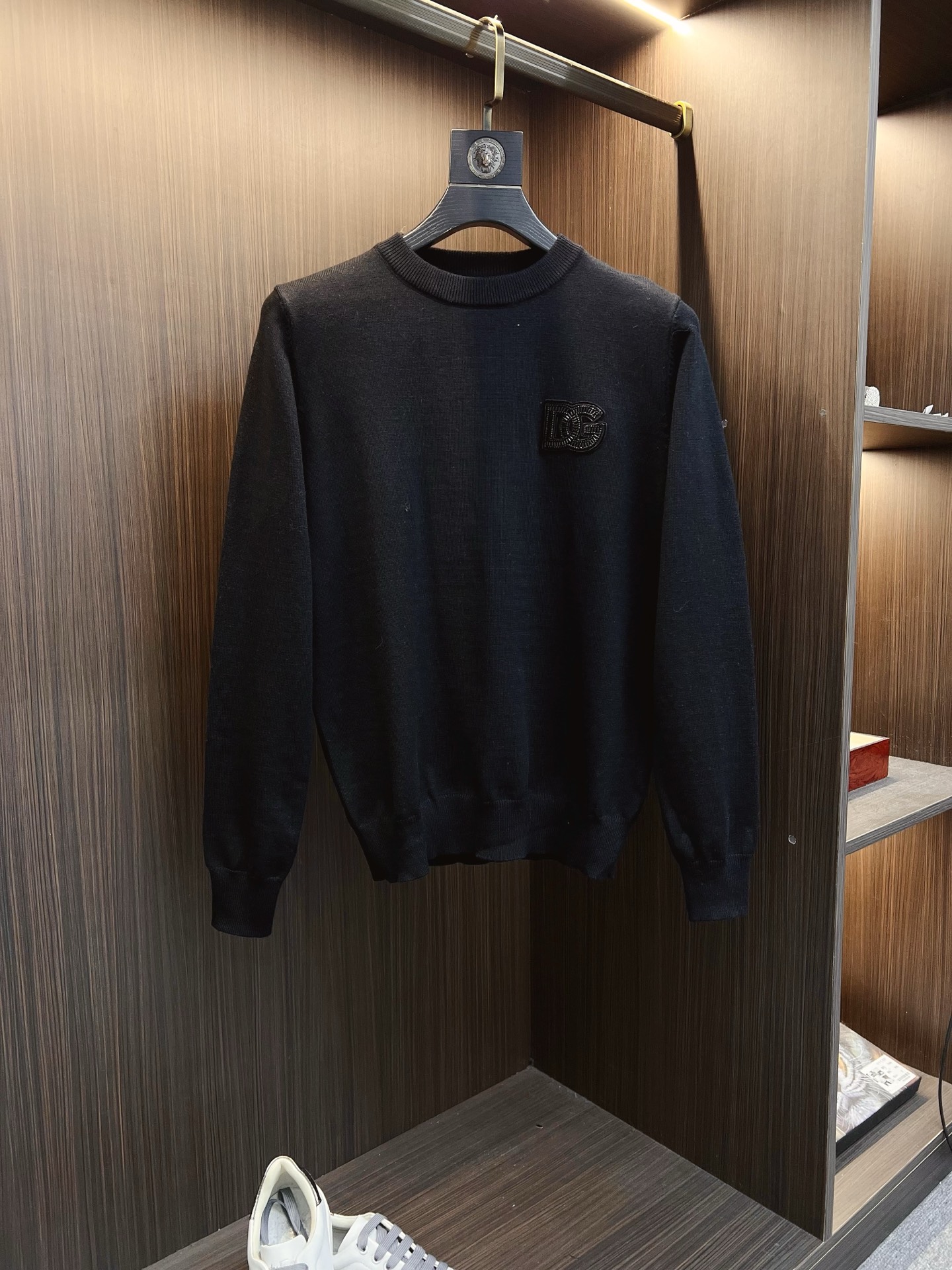 NO:541396,【DG】A classic round-neck pullover sweater in autumn and winter, full quality!  !  !  Wool blend fabric, latest model in 2025, golden ratio!  !  Slim fit soft gold, a versatile and practical item, with powerful combination and practicality, simple, generous and upscale!  Create your own style. We highly recommend the standard slim tailoring technology for two colors, styles suitable for both young and old, and knitted with wool. There will be no discomfort in wearing it!  While keeping warm, it is stylish, textured, and has a style of dressing. The classic logo with contrasting colors on the chest feels the place!  !  Recommend the old customer together!  !  Code number M-3XL (maximum wear 190 catties), gold, alexander wang19860909【DG】秋冬经典圆领套头羊毛衫,全品相！！！羊毛混纺面料,2025最新款 黄金比例！！修身款软黄金 百搭实用型的单品,搭配及实用性强大到天际,简洁大方上档次！打造属于自己的格调造型,强烈推荐双色入手标准修身的剪裁工艺,老少爷们皆宜的款式,羊毛针织而成 不会有任何的穿着不舒适！保暖的同时,有型,有质感,更有穿着的格调,胸前撞色的经典标识 元素感到位！！推荐老客合体！！码数M-3XL(最大穿190斤),,gold,alexander wang,Men's clothing