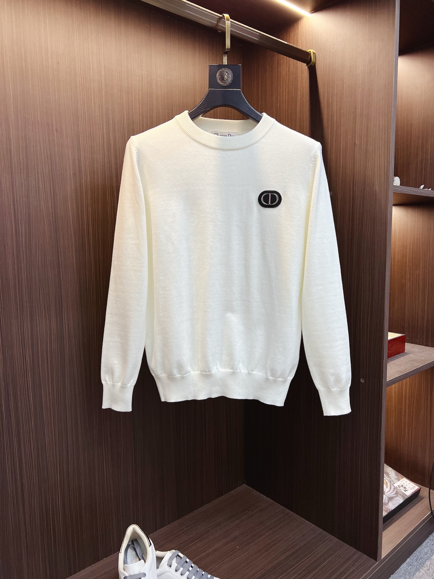 NO:541398,【Dior】A classic round-neck pullover sweater in autumn and winter, full quality!  !  !  Wool blend fabric, latest model in 2025, golden ratio!  !  Slim fit soft gold, a versatile and practical item, with powerful combination and practicality, simple, generous and upscale!  Create your own style. We highly recommend the standard slim tailoring technology for two colors, styles suitable for both young and old, and knitted with wool. There will be no discomfort in wearing it!  While keeping warm, it is stylish, textured, and has a style of dressing. The classic logo with contrasting colors on the chest feels the place!  !  Recommend the old customer together!  !  Number of code M-3XL (maximum wear 190 catties), dior, dior, gold, alexander wang19860909【Dior 迪奥】秋冬经典圆领套头羊毛衫,全品相！！！羊毛混纺面料,2025最新款 黄金比例！！修身款软黄金 百搭实用型的单品,搭配及实用性强大到天际,简洁大方上档次！打造属于自己的格调造型,强烈推荐双色入手标准修身的剪裁工艺,老少爷们皆宜的款式,羊毛针织而成 不会有任何的穿着不舒适！保暖的同时,有型,有质感,更有穿着的格调,胸前撞色的经典标识 元素感到位！！推荐老客合体！！码数M-3XL(最大穿190斤),,dior,dior,gold,alexander wang,Men's clothing