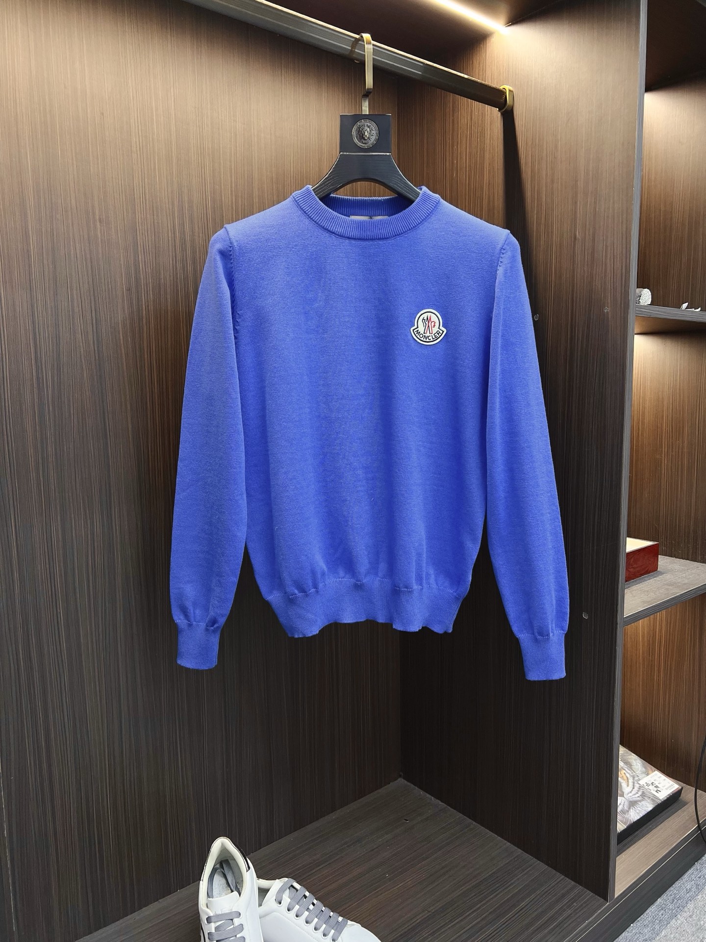 NO:541406,[Covered mouth] Classic round-neck pullover sweater in autumn and winter, all the quality!  !  !  Wool blend fabric, latest model in 2025, golden ratio!  !  Slim fit soft gold, a versatile and practical item, with powerful combination and practicality, simple, generous and upscale!  Create your own style. We highly recommend the standard slim tailoring technology for two colors, styles suitable for both young and old, and knitted with wool. There will be no discomfort in wearing it!  While keeping warm, it is stylish, textured, and has a style of dressing. The classic logo with contrasting colors on the chest feels the place!  !  Recommend the old customer together!  !  Number of code M-3XL (maximum wear 190 catties), Moncler, gold, alexander wang19860909【蒙口】秋冬经典圆领套头羊毛衫,全品相！！！羊毛混纺面料,2025最新款 黄金比例！！修身款软黄金 百搭实用型的单品,搭配及实用性强大到天际,简洁大方上档次！打造属于自己的格调造型,强烈推荐双色入手标准修身的剪裁工艺,老少爷们皆宜的款式,羊毛针织而成 不会有任何的穿着不舒适！保暖的同时,有型,有质感,更有穿着的格调,胸前撞色的经典标识 元素感到位！！推荐老客合体！！码数M-3XL(最大穿190斤),,Moncler,gold,alexander wang,Men's clothing