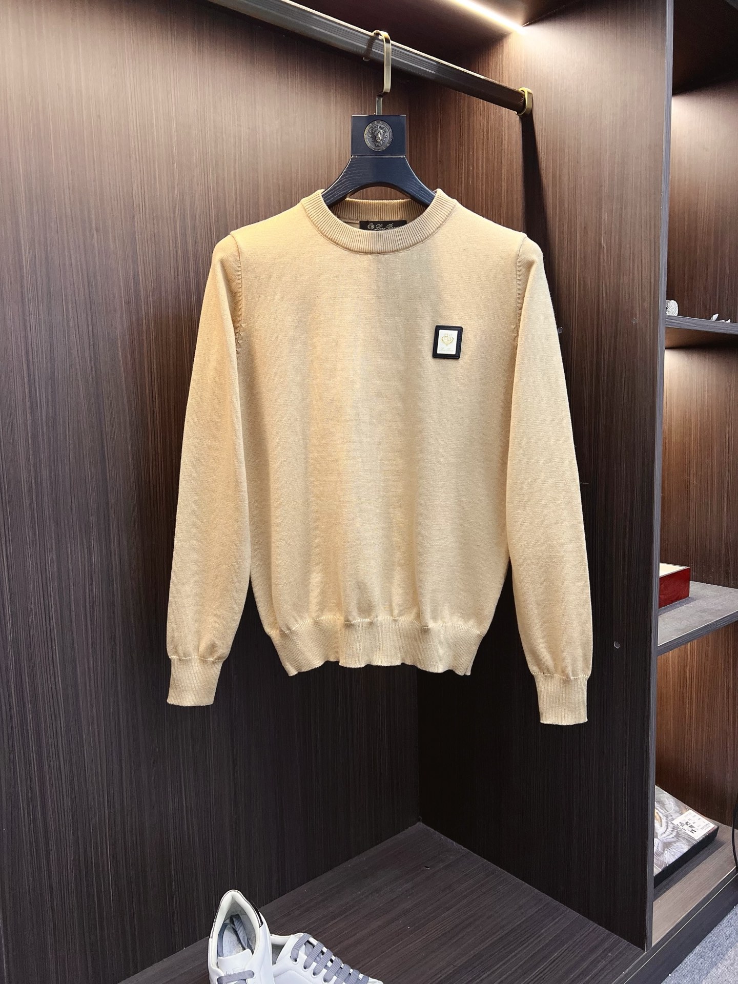 NO:541402,【LP】A classic round-neck pullover sweater in autumn and winter, full quality!  !  !  Wool blend fabric, latest model in 2025, golden ratio!  !  Slim fit soft gold, a versatile and practical item, with powerful combination and practicality, simple, generous and upscale!  Create your own style. We highly recommend the standard slim tailoring technology for two colors, styles suitable for both young and old, and knitted with wool. There will be no discomfort in wearing it!  While keeping warm, it is stylish, textured, and has a style of dressing. The classic logo with contrasting colors on the chest feels the place!  !  Recommend the old customer together!  !  Number of code M-3XL (maximum wear 190 catties), loro piana, gold, alexander wang19860909【LP】秋冬经典圆领套头羊毛衫,全品相！！！羊毛混纺面料,2025最新款 黄金比例！！修身款软黄金 百搭实用型的单品,搭配及实用性强大到天际,简洁大方上档次！打造属于自己的格调造型,强烈推荐双色入手标准修身的剪裁工艺,老少爷们皆宜的款式,羊毛针织而成 不会有任何的穿着不舒适！保暖的同时,有型,有质感,更有穿着的格调,胸前撞色的经典标识 元素感到位！！推荐老客合体！！码数M-3XL(最大穿190斤),,loro piana,gold,alexander wang,Men's clothing
