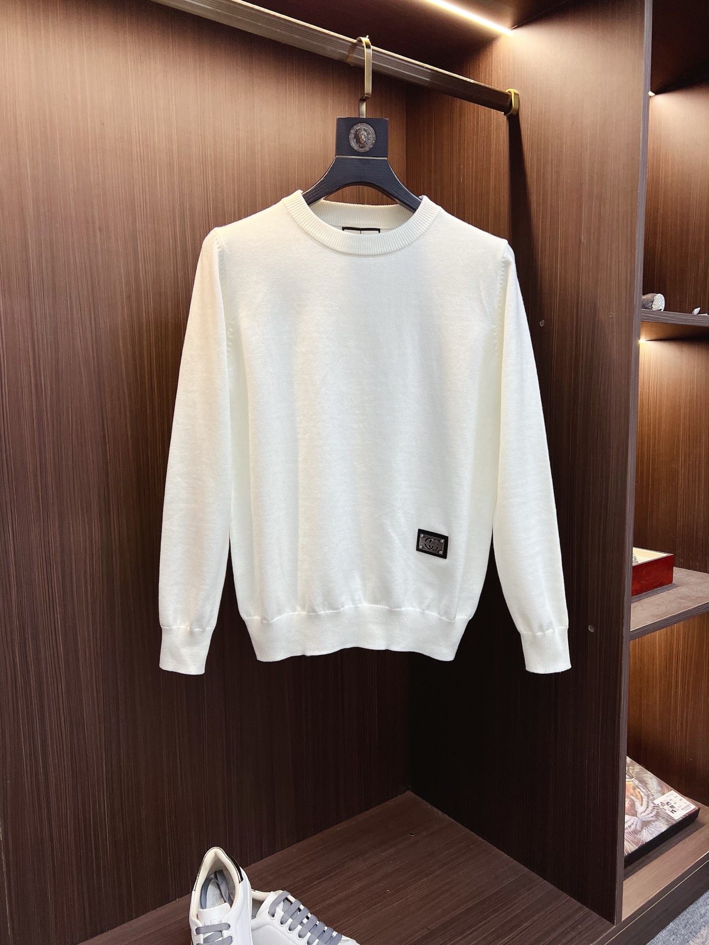 NO:541404,[GUCCI Guqi] Classic round-neck pullover sweater in autumn and winter, all the quality!  !  !  Wool blend fabric, latest model in 2025, golden ratio!  !  Slim fit soft gold, a versatile and practical item, with powerful combination and practicality, simple, generous and upscale!  Create your own style. We highly recommend the standard slim tailoring technology for two colors, styles suitable for both young and old, and knitted with wool. There will be no discomfort in wearing it!  While keeping warm, it is stylish, textured, and has a style of dressing. The classic logo with contrasting colors on the chest feels the place!  !  Recommend the old customer together!  !  Code number M-3XL (maximum wear 190 catties), gucci, gold, alexander wang19860909【GUCCI 古奇】秋冬经典圆领套头羊毛衫,全品相！！！羊毛混纺面料,2025最新款 黄金比例！！修身款软黄金 百搭实用型的单品,搭配及实用性强大到天际,简洁大方上档次！打造属于自己的格调造型,强烈推荐双色入手标准修身的剪裁工艺,老少爷们皆宜的款式,羊毛针织而成 不会有任何的穿着不舒适！保暖的同时,有型,有质感,更有穿着的格调,胸前撞色的经典标识 元素感到位！！推荐老客合体！！码数M-3XL(最大穿190斤),,gucci,gold,alexander wang,Men's clothing