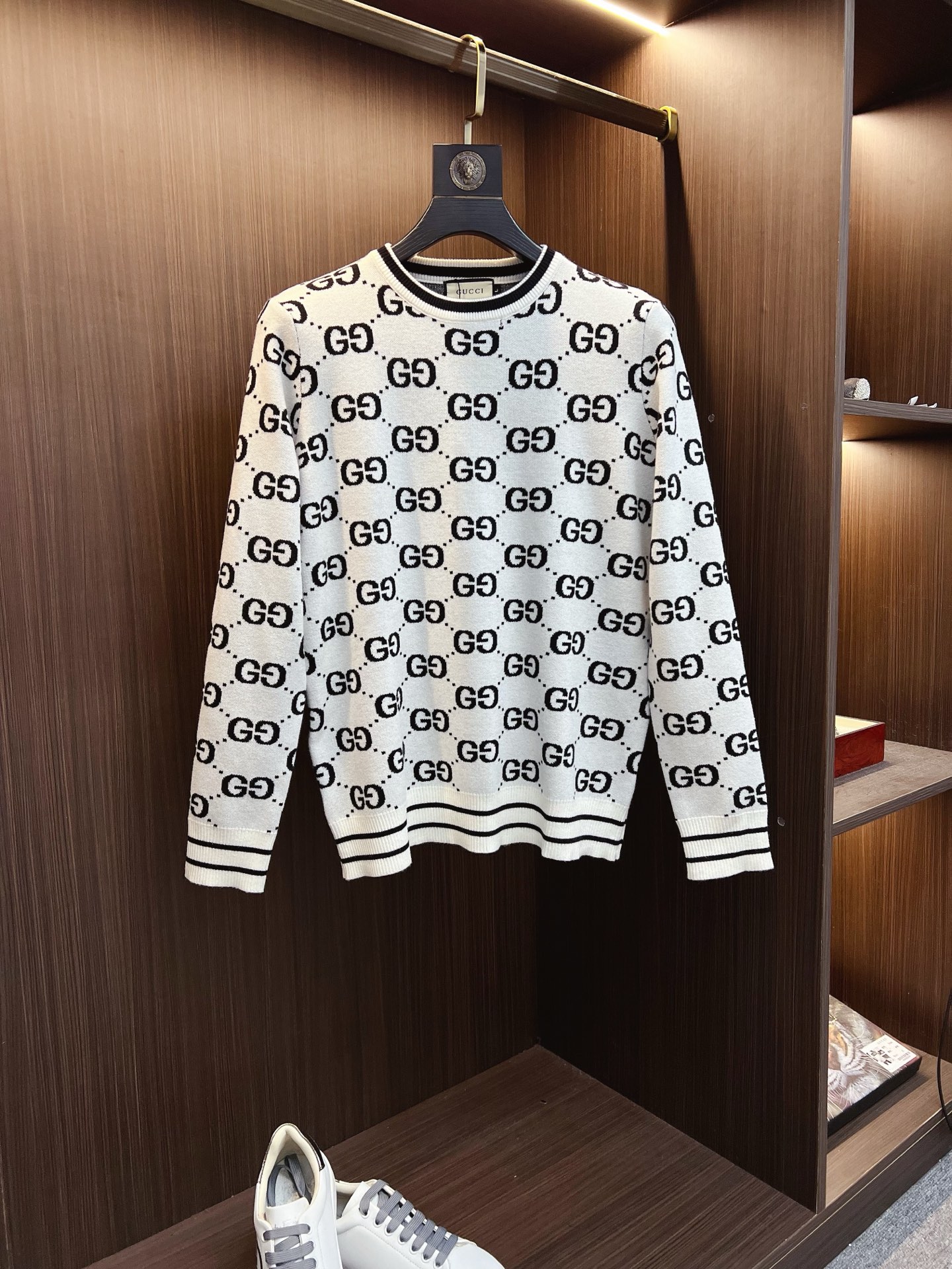 NO:541408,[GUCCI Guqi] Classic round-neck pullover sweater in autumn and winter, all the quality!  !  !  Wool blend fabric, latest model in 2025, golden ratio!  !  Slim fit soft gold, a versatile and practical item, with powerful combination and practicality, simple, generous and upscale!  Create your own style. We highly recommend the standard slim tailoring technology for two colors, styles suitable for both young and old, and knitted with wool. There will be no discomfort in wearing it!  While keeping warm, it is stylish, textured, and has a style of dressing. The classic logo with contrasting colors on the chest feels the place!  !  Recommend the old customer together!  !  Code number M-3XL (maximum wear 190 catties), gucci, gold, alexander wang19860909【GUCCI 古奇】秋冬经典圆领套头羊毛衫,全品相！！！羊毛混纺面料,2025最新款 黄金比例！！修身款软黄金 百搭实用型的单品,搭配及实用性强大到天际,简洁大方上档次！打造属于自己的格调造型,强烈推荐双色入手标准修身的剪裁工艺,老少爷们皆宜的款式,羊毛针织而成 不会有任何的穿着不舒适！保暖的同时,有型,有质感,更有穿着的格调,胸前撞色的经典标识 元素感到位！！推荐老客合体！！码数M-3XL(最大穿190斤),,gucci,gold,alexander wang,Men's clothing