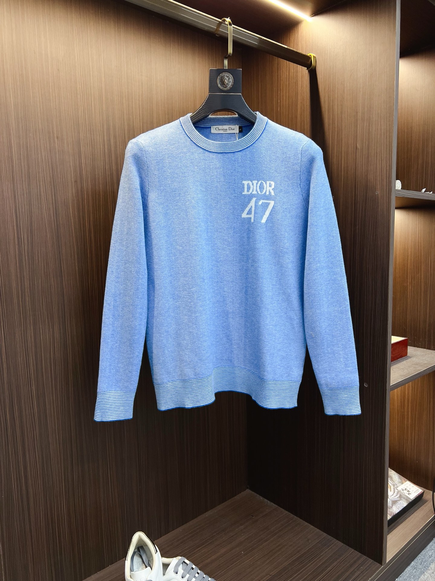 NO:541391,【Dior】A classic round-neck pullover sweater in autumn and winter, full quality!  !  !  Wool blend fabric, latest model in 2025, golden ratio!  !  Slim fit soft gold, a versatile and practical item, with powerful combination and practicality, simple, generous and upscale!  Create your own style. We highly recommend the standard slim tailoring technology for two colors, styles suitable for both young and old, and knitted with wool. There will be no discomfort in wearing it!  While keeping warm, it is stylish, textured, and has a style of dressing. The classic logo with contrasting colors on the chest feels the place!  !  Recommend the old customer together!  !  Number of code M-3XL (maximum wear 190 catties), dior, dior, gold, alexander wang19860909【Dior 迪奥】秋冬经典圆领套头羊毛衫,全品相！！！羊毛混纺面料,2025最新款 黄金比例！！修身款软黄金 百搭实用型的单品,搭配及实用性强大到天际,简洁大方上档次！打造属于自己的格调造型,强烈推荐双色入手标准修身的剪裁工艺,老少爷们皆宜的款式,羊毛针织而成 不会有任何的穿着不舒适！保暖的同时,有型,有质感,更有穿着的格调,胸前撞色的经典标识 元素感到位！！推荐老客合体！！码数M-3XL(最大穿190斤),,dior,dior,gold,alexander wang,Men's clothing