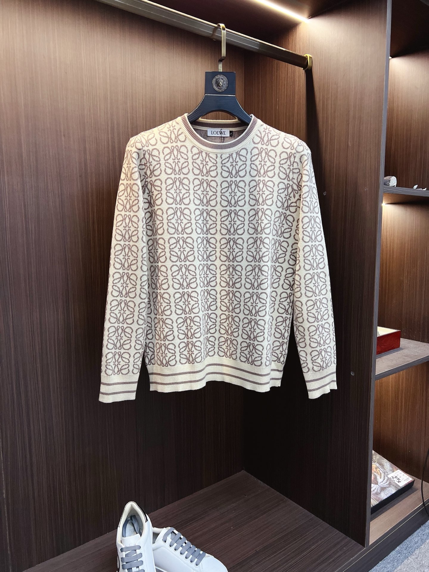 NO:541393,[Luo Yiwei] Classic round-neck pullover sweater in autumn and winter, all the quality!  !  !  Wool blend fabric, latest model in 2025, golden ratio!  !  Slim fit soft gold, a versatile and practical item, with powerful combination and practicality, simple, generous and upscale!  Create your own style. We highly recommend the standard slim tailoring technology for two colors, styles suitable for both young and old, and knitted with wool. There will be no discomfort in wearing it!  While keeping warm, it is stylish, textured, and has a style of dressing. The classic logo with contrasting colors on the chest feels the place!  !  Recommend the old customer together!  !  Number of code M-3XL (maximum wear 190 catties), loewe, gold, alexander wang19860909【罗意威】秋冬经典圆领套头羊毛衫,全品相！！！羊毛混纺面料,2025最新款 黄金比例！！修身款软黄金 百搭实用型的单品,搭配及实用性强大到天际,简洁大方上档次！打造属于自己的格调造型,强烈推荐双色入手标准修身的剪裁工艺,老少爷们皆宜的款式,羊毛针织而成 不会有任何的穿着不舒适！保暖的同时,有型,有质感,更有穿着的格调,胸前撞色的经典标识 元素感到位！！推荐老客合体！！码数M-3XL(最大穿190斤),,loewe,gold,alexander wang,Men's clothing