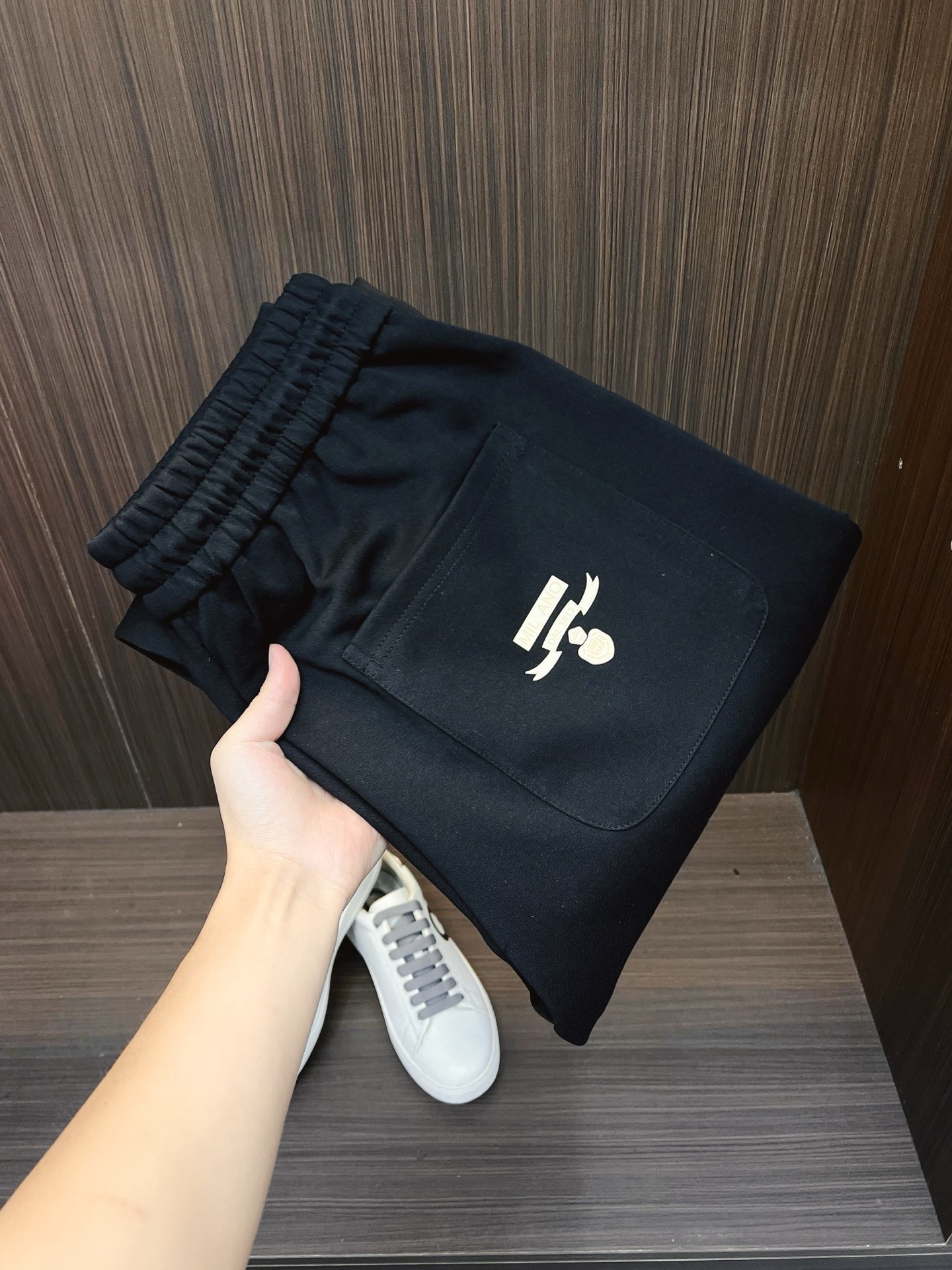 NO:540413,PRADA Top-notch products 2025 autumn and winter new casual pants!  The official website is released simultaneously. The brand's classic LOGO casual pants, customized fabric, excellent comfort, strong hand touch. Extremely recognizable, perfect quality craftsmanship. Size M-3XL, prada, prada, alexander wang19860909PRADA 普拉达 顶级货品 2025秋冬新款休闲裤！官网同步发售.品牌经典LOGO休闲裤 ,定制面料,舒适度极好,手触感强烈.辨识度极高,完美品相工艺. 尺码M-3XL,,prada,prada,alexander wang,Men's clothing