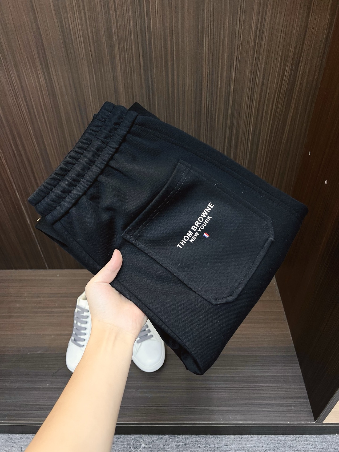 NO:540393,TB Top Products New 2025 Autumn and Winter Casual Pants!  The official website is released simultaneously. The brand's classic LOGO casual pants, customized fabric, excellent comfort, strong hand touch. Extremely recognizable, perfect quality craftsmanship. Size M-3XL, alexander wang19860909TB 顶级货品 2025秋冬新款休闲裤！官网同步发售.品牌经典LOGO休闲裤 ,定制面料,舒适度极好,手触感强烈.辨识度极高,完美品相工艺. 尺码M-3XL,,alexander wang,Men's clothing