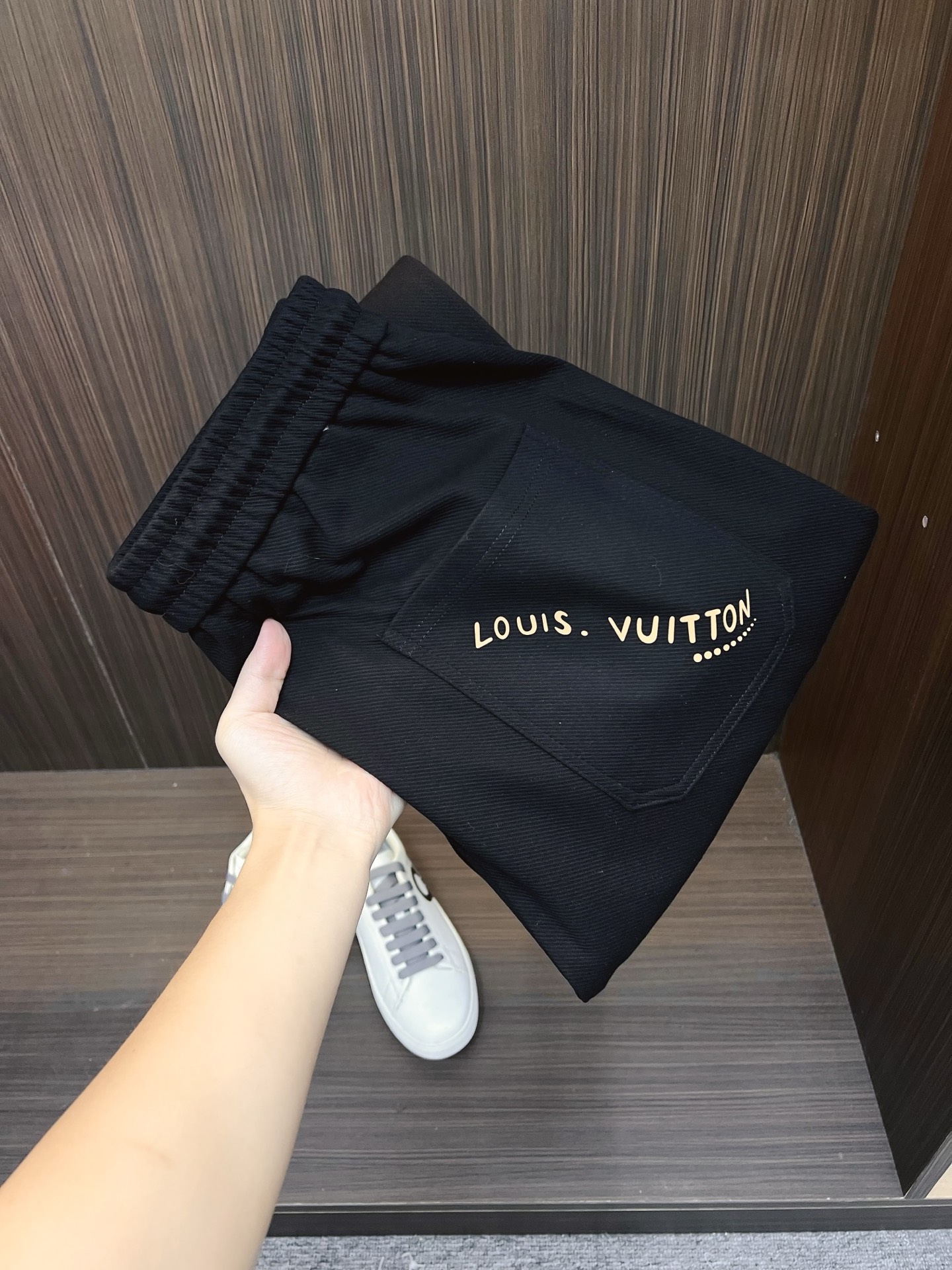 NO:540396,LV top-quality products 2025 autumn and winter new casual pants!  The official website is released simultaneously. The brand's classic LOGO casual pants, customized fabric, excellent comfort, strong hand touch. Extremely recognizable, perfect quality craftsmanship. Size M-3XL,,louis vuitton,alexander wang19860909LV 顶级货品 2025秋冬新款休闲裤！官网同步发售.品牌经典LOGO休闲裤 ,定制面料,舒适度极好,手触感强烈.辨识度极高,完美品相工艺. 尺码M-3XL,,louis vuitton,alexander wang,Men's clothing