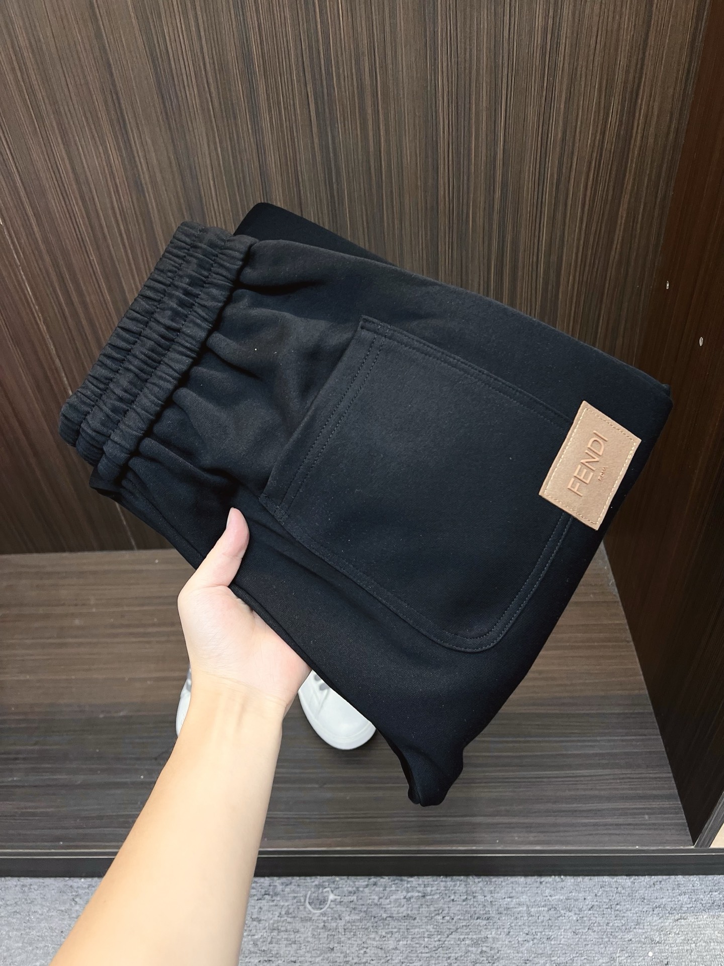 NO:540402,FENDI Top-notch products 2025 autumn and winter new casual pants!  The official website is released simultaneously. The brand's classic LOGO casual pants, customized fabric, excellent comfort, strong hand touch. Extremely recognizable, perfect quality craftsmanship. Size M-3XL,,fendi,fendi,alexander wang19860909FENDI 芬迪 顶级货品 2025秋冬新款休闲裤！官网同步发售.品牌经典LOGO休闲裤 ,定制面料,舒适度极好,手触感强烈.辨识度极高,完美品相工艺. 尺码M-3XL,,fendi,fendi,alexander wang,Men's clothing