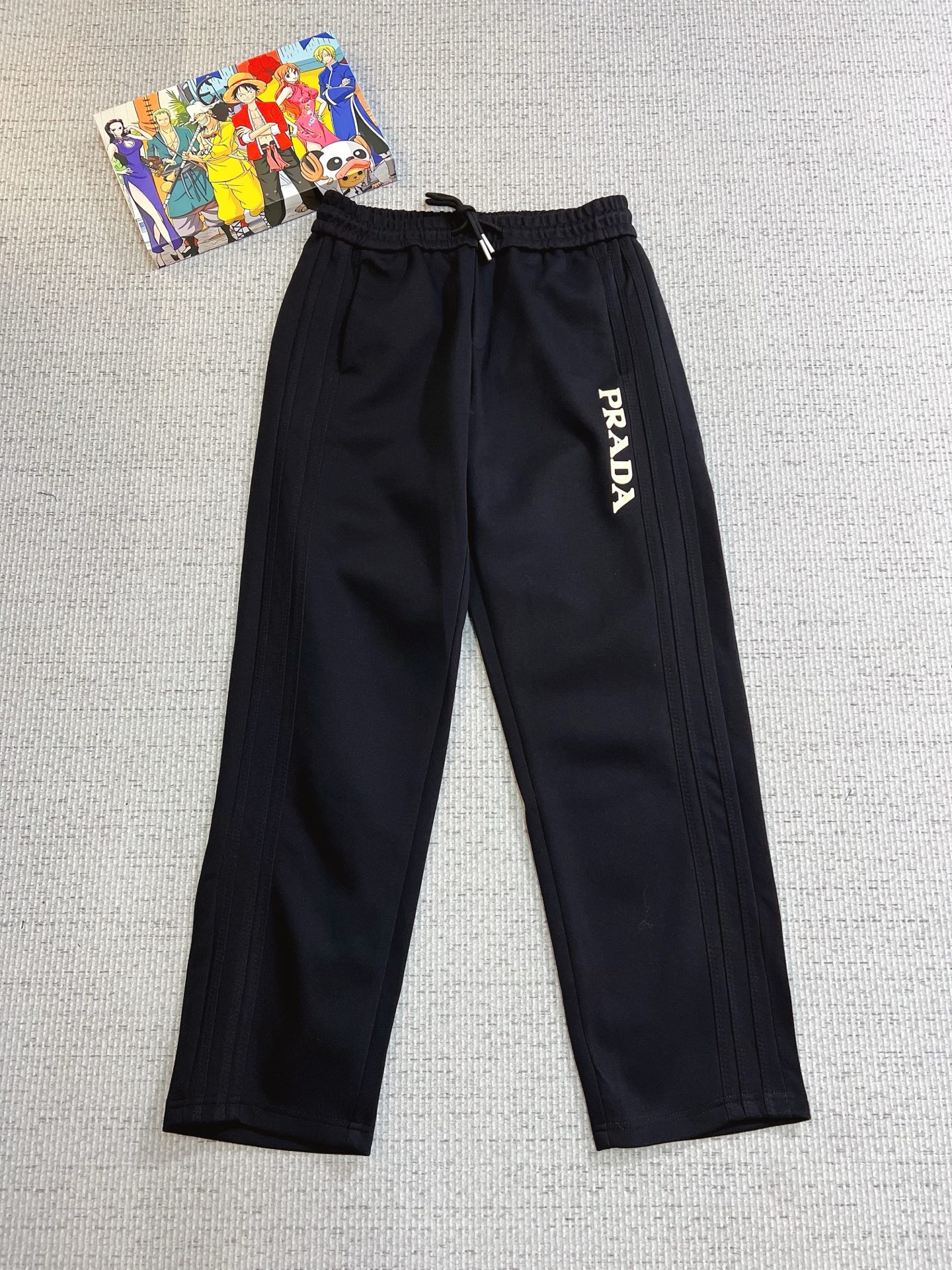 NO:532050,PRADA Top-notch products 2025 autumn and winter new casual pants!  The official website is released simultaneously. The brand's classic LOGO casual pants, customized fabric, excellent comfort, strong hand touch. Extremely recognizable, perfect quality craftsmanship. Size M-3XL, prada, prada, alexander wang19860909PRADA 普拉达 顶级货品 2025秋冬新款休闲裤！官网同步发售.品牌经典LOGO休闲裤 ,定制面料,舒适度极好,手触感强烈.辨识度极高,完美品相工艺. 尺码M-3XL,,prada,prada,alexander wang,Men's clothing