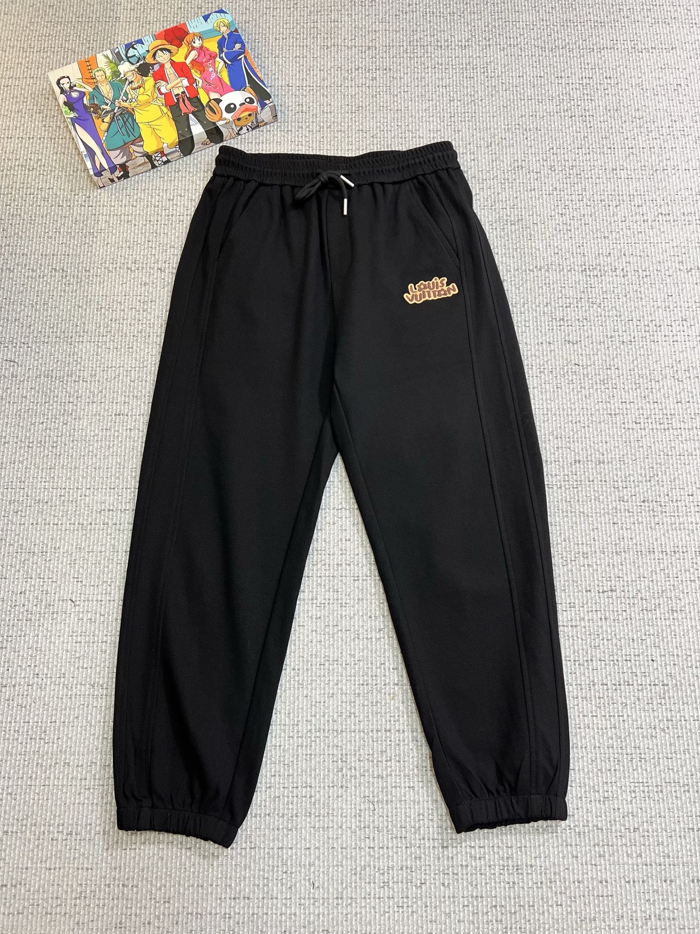 NO:532033,LV top-quality products 2025 autumn and winter new casual pants!  The official website is released simultaneously. The brand's classic LOGO casual pants, customized fabric, excellent comfort, strong hand touch. Extremely recognizable, perfect quality craftsmanship. Size M-3XL,,louis vuitton,alexander wang19860909LV 顶级货品 2025秋冬新款休闲裤！官网同步发售.品牌经典LOGO休闲裤 ,定制面料,舒适度极好,手触感强烈.辨识度极高,完美品相工艺. 尺码M-3XL,,louis vuitton,alexander wang,Men's clothing