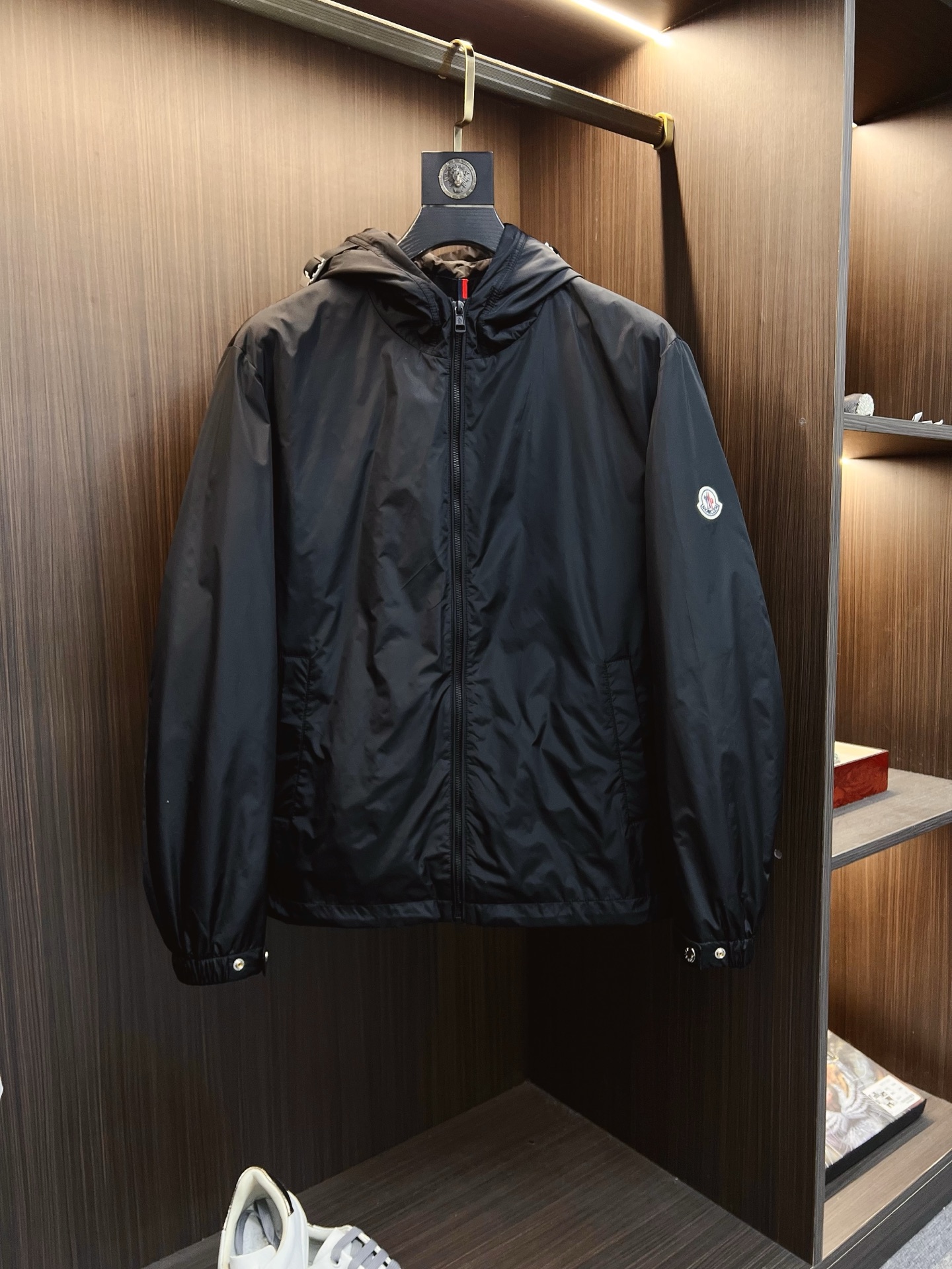 NO:600688,Mengkou 2025 autumn and winter counter new casual fashionable jacket. Ultra-avant-garde design style. Brand logo heavily embellished design. Delicate and comfortable. Very light to wear and not easy to wrinkle. Multiple craftsmanship. The overall design is quite visual. The upper body is casual and stylish, with a certain degree of stiffness. It is definitely recommended for the temperament that is at the forefront of fashion. It is a must-have for urban leisure. Sizes S-XL,,Moncler,jackets & coats,jackets & coats,alexander wang19860909蒙口 2025秋冬专柜新款休闲时尚夹克外套 超前卫设计风格 品牌logo重工点缀设计 细腻舒适 穿着非常轻便不易起皱.多重重工艺 整体的设计颇具视觉感,上身休闲有型,有一定的挺括度,绝对走在时尚最尖端的气质感推荐,都市休闲必备.尺码 S-XL,,Moncler,jackets & coats,jackets & coats,alexander wang,Men's clothing