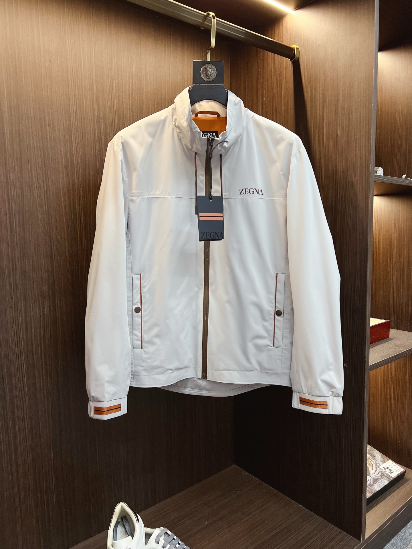 NO:600692,Zegna's 2025 autumn and winter counter new casual fashionable jacket. Ultra-avant-garde design style. The brand logo is heavily embellished. It is delicate and comfortable. It is very light to wear and not easy to wrinkle. Multiple craftsmanship. The overall design is quite visual. The upper body is casual and stylish, with a certain degree of stiffness. It is definitely recommended for the temperament that is at the forefront of fashion. It is a must-have for urban leisure. Sizes S-XL,,zegna,jackets & coats,jackets & coats,alexander wang19860909杰尼亚 2025秋冬专柜新款休闲时尚夹克外套 超前卫设计风格 品牌logo重工点缀设计 细腻舒适 穿着非常轻便不易起皱.多重重工艺 整体的设计颇具视觉感,上身休闲有型,有一定的挺括度,绝对走在时尚最尖端的气质感推荐,都市休闲必备.尺码 S-XL,,zegna,jackets & coats,jackets & coats,alexander wang,Men's clothing