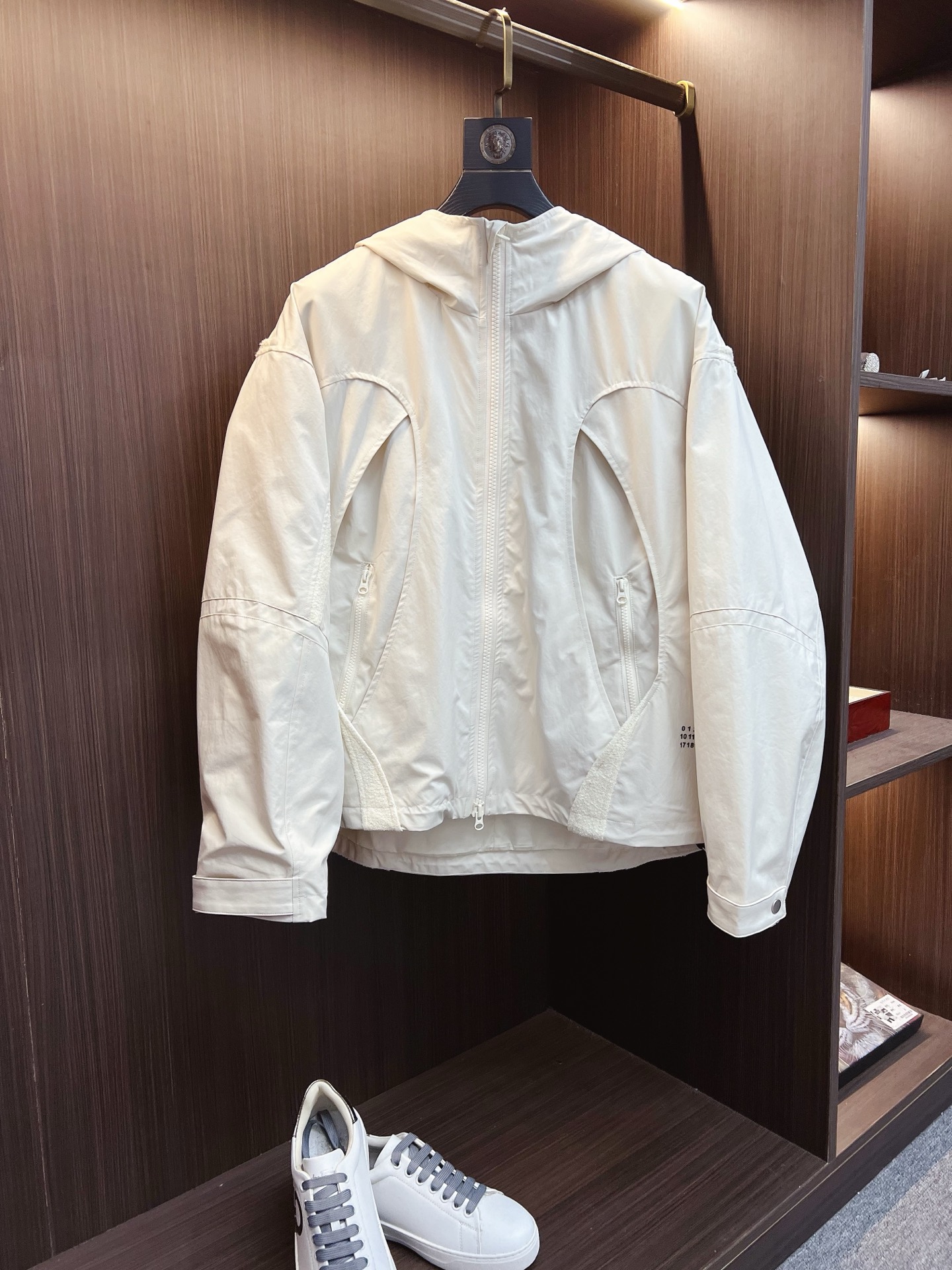 NO:600682,Haggis 2025 autumn and winter counter new casual fashionable jacket. Ultra-avant-garde design style. The brand logo is heavily embellished. It is delicate and comfortable. It is very light to wear and not easy to wrinkle. Multiple craftsmanship. The overall design is quite visual. The upper body is casual and stylish, with a certain degree of stiffness. It is definitely recommended for the temperament that is at the forefront of fashion. It is a must-have for urban leisure. Sizes S-XL,,jackets & coats,jackets & coats,alexander wang19860909哈吉斯 2025秋冬专柜新款休闲时尚夹克外套 超前卫设计风格 品牌logo重工点缀设计 细腻舒适 穿着非常轻便不易起皱.多重重工艺 整体的设计颇具视觉感,上身休闲有型,有一定的挺括度,绝对走在时尚最尖端的气质感推荐,都市休闲必备.尺码 S-XL,,jackets & coats,jackets & coats,alexander wang,Men's clothing