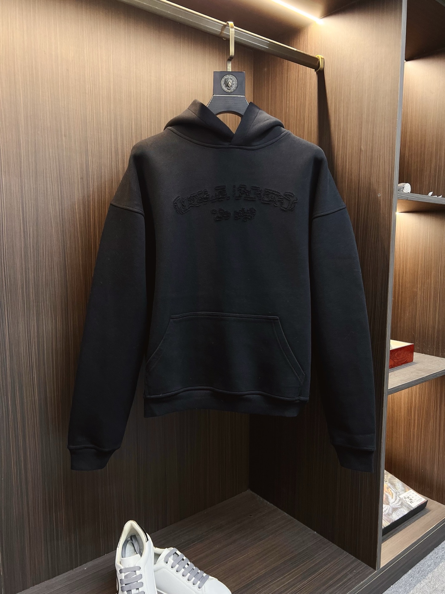 NO:600686,Chrome Hearts 2025 Autumn and Winter Counter New Casual Fashion Sweater Jacket. Ultra-avant-garde design style. Brand logo heavily embellished design. Delicate and comfortable. Very light to wear and not easy to wrinkle. Multiple craftsmanship. The overall design is quite visual. The upper body is casual and stylish, with a certain degree of stiffness. It is definitely recommended for the temperament that is at the forefront of fashion. It is a must-have for urban leisure. Sizes S-XL, chrome hearts, hoodie, sweatshirts, jackets & coats, alexander  wang19860909克罗心 2025秋冬专柜新款休闲时尚卫衣外套 超前卫设计风格 品牌logo重工点缀设计 细腻舒适 穿着非常轻便不易起皱.多重重工艺 整体的设计颇具视觉感,上身休闲有型,有一定的挺括度,绝对走在时尚最尖端的气质感推荐,都市休闲必备.尺码 S-XL,,chrome hearts,hoodie,sweatshirts,jackets & coats,alexander wang,Men's clothing