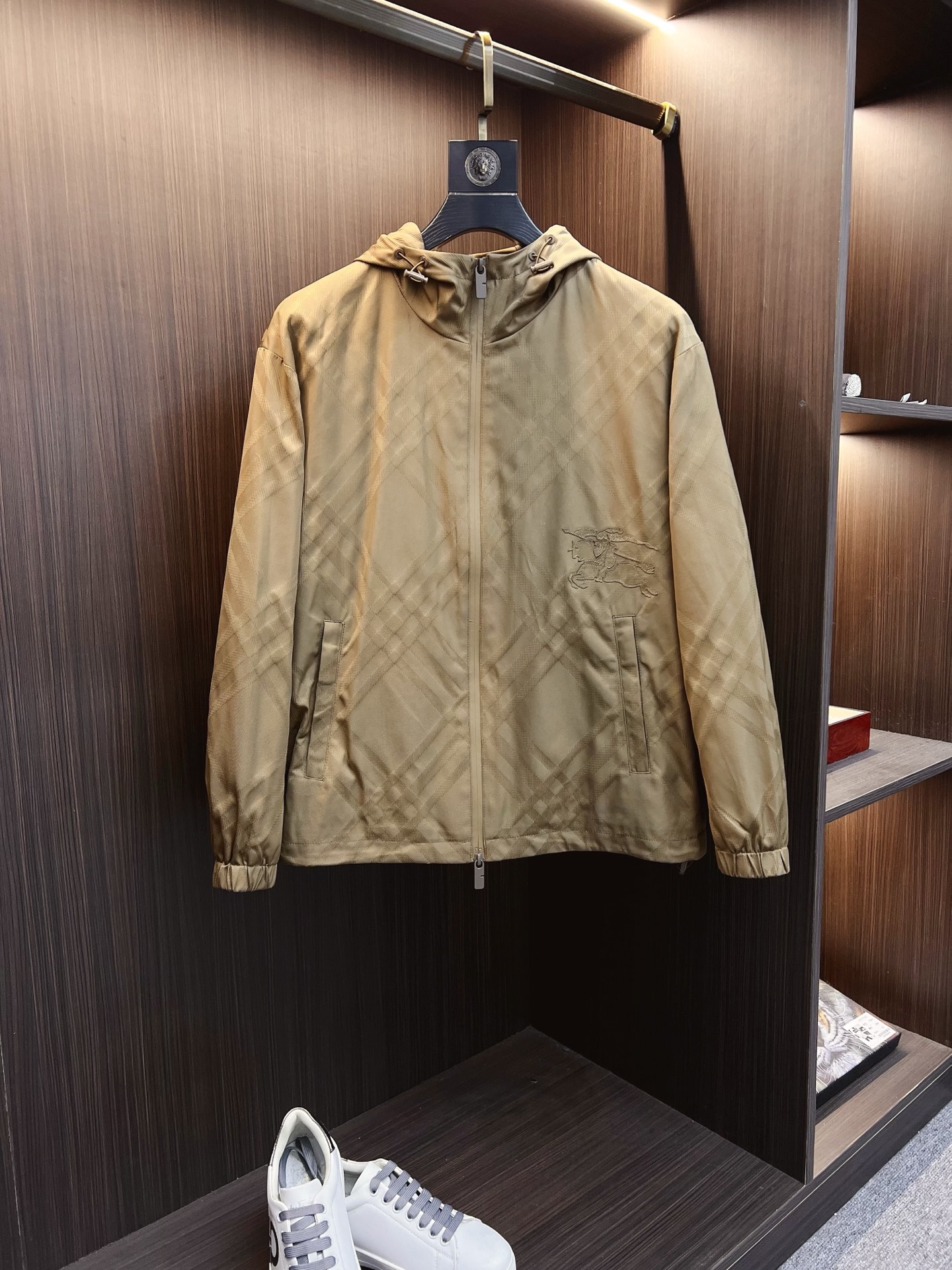 NO:600674,Burberry 2025 autumn and winter counter new casual fashion jacket. Ultra-avant-garde design style. The brand logo is heavily embellished. It is delicate and comfortable. It is very light to wear and not easy to wrinkle. Multiple craftsmanship. The overall design is quite visual. The upper body is casual and stylish, with a certain degree of stiffness. It is definitely recommended for the temperament that is at the forefront of fashion. It is a must-have for urban leisure. Sizes S-XL,,burberry,burberry,jackets & coats,jackets &  coats,alexander wang19860909Burberry 巴宝莉 2025秋冬专柜新款休闲时尚夹克外套 超前卫设计风格 品牌logo重工点缀设计 细腻舒适 穿着非常轻便不易起皱.多重重工艺 整体的设计颇具视觉感,上身休闲有型,有一定的挺括度,绝对走在时尚最尖端的气质感推荐,都市休闲必备.尺码 S-XL,,burberry,burberry,jackets & coats,jackets & coats,alexander wang,Men's clothing