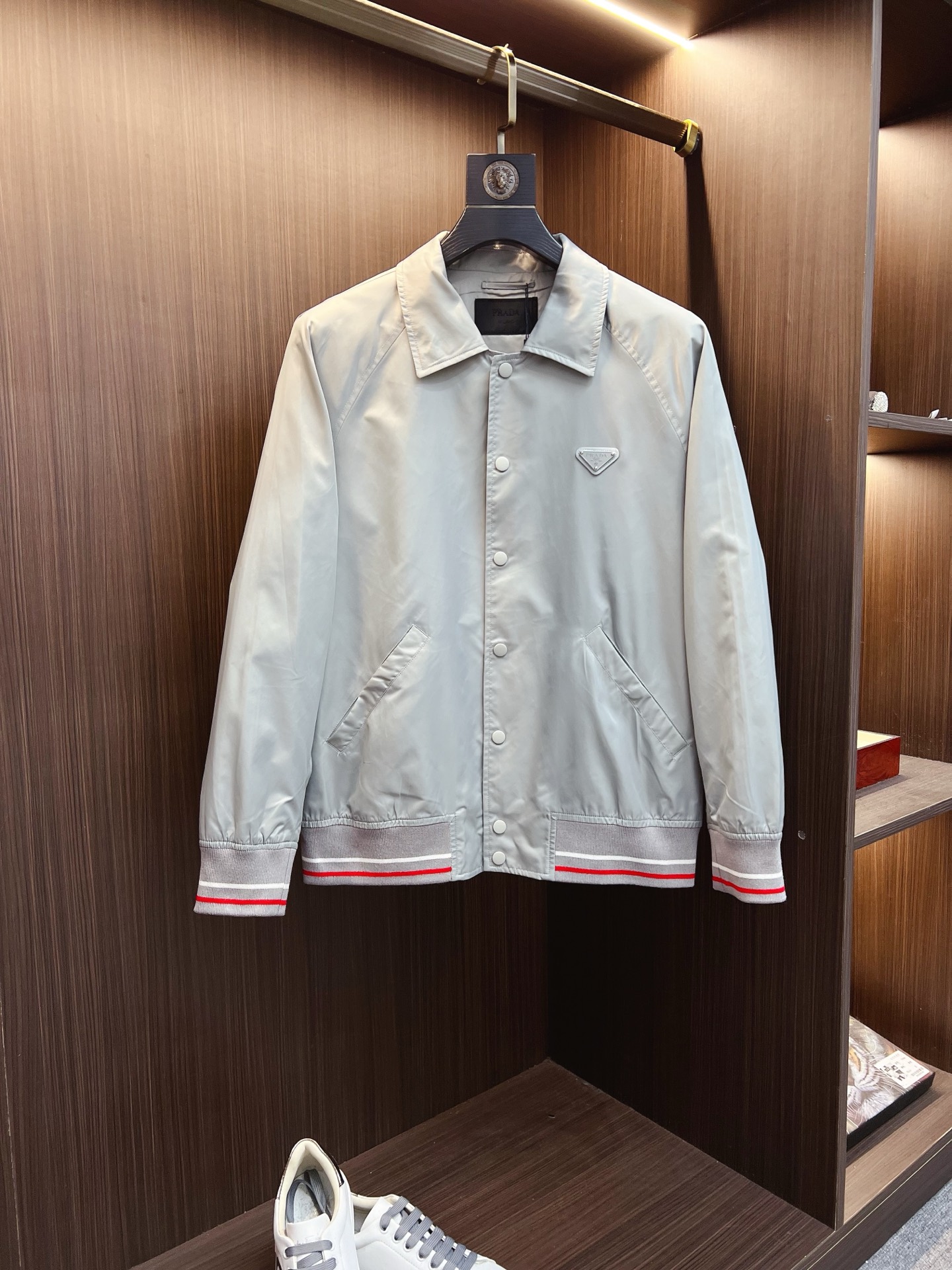 NO:600677,PRADA 2025 autumn and winter counter new casual fashion jacket. Ultra-avant-garde design style. The brand logo is heavily embellished. It is delicate and comfortable. It is very light to wear and not easy to wrinkle. Multiple craftsmanship. The overall design is quite visual. The upper body is casual and stylish, with a certain degree of stiffness. It is definitely recommended for the temperament that is at the forefront of fashion. It is a must-have for urban leisure. Sizes S-XL,, prada, prada, jackets & coats, jackets & coats, alexander  wang19860909PRADA 普拉达 2025秋冬专柜新款休闲时尚夹克外套 超前卫设计风格 品牌logo重工点缀设计 细腻舒适 穿着非常轻便不易起皱.多重重工艺 整体的设计颇具视觉感,上身休闲有型,有一定的挺括度,绝对走在时尚最尖端的气质感推荐,都市休闲必备.尺码 S-XL,,prada,prada,jackets & coats,jackets & coats,alexander wang,Men's clothing